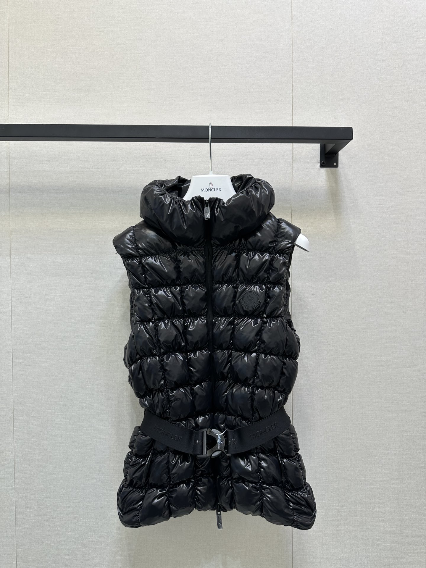 NO:501213,With dust bag Moncle* 25Fw autumn and winter new model Emilion women's waist-closed square quilted down vest丨Original development!  High-end production!  The shiny nylon patent leather fabric is covered with delicate pearlescent under the light, as if it is covered with liquid crystal. The three-dimensional square quilting is like the geometric lines cut by architecturally, filled with fluffy and full goose down, which combines warmth and neat contours. The high-neck design adds a gentle aura, the black belt and large buckles make the waist look slimming, and the iconic black round logo on the left is low-key to highlight the brand identity. Whether it is a dress or a layered sweatshirt, it can inject a sweet and cool sense of luxury into the shape, and is an eye-catching item for bright outfits in autumn and winter. 2 colors SML large-scale real shots, hoodie, sweatshirts, skirts, down jacket, alexander wang19860909配防尘袋 Moncle* 25Fw秋冬新款 Emilion女士收腰方形绗缝羽绒马甲丨原版开发！高版出品！亮面尼龙漆皮面料在光线照射下泛着细腻珠光,仿佛覆盖液态水晶般精致.立体方形绗缝如建筑切割的几何线条,内填蓬松饱满的鹅绒,兼具保暖性与利落轮廓.高领设计增添温柔气场,黑色腰带与大扣环收腰显瘦,左侧标志性黑色圆形徽标低调彰显品牌身份.无论是内搭连衣裙还是叠穿卫衣,都能为造型注入甜酷兼具的高级感,是秋冬季节点亮穿搭的吸睛单品.2色 SML大货实拍,,hoodie,sweatshirts,skirts,down jacket,alexander wang,Women's clothing