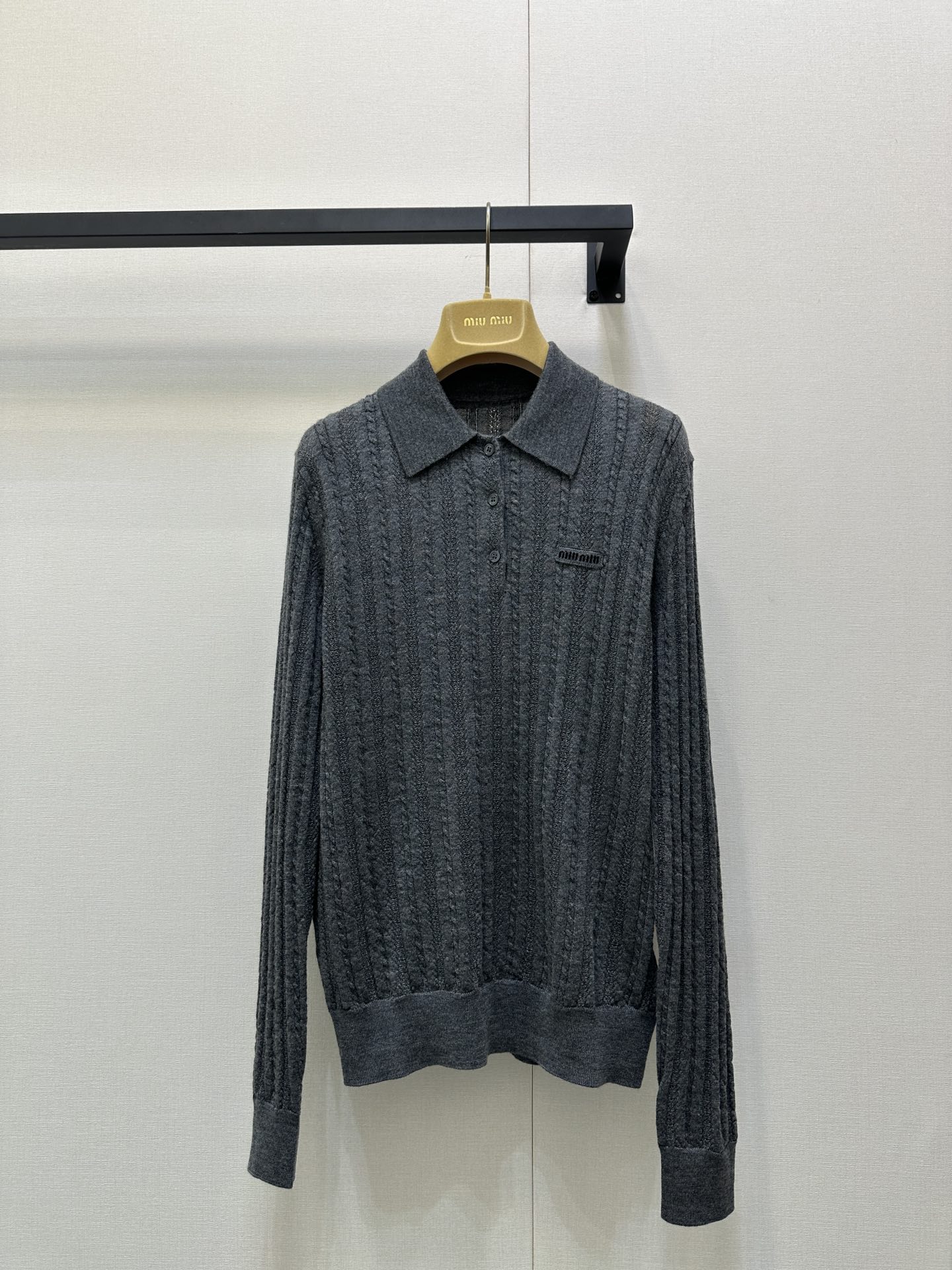 NO:501219,Miumi* 25Fw early autumn new style, semi-breasted letter logo sweater, original development!  High-end production!  Wool material, the customized woven fabric has a soft and delicate feel, breathable and not stubborn~ It looks great if worn alone or layered!  The three-dimensional tailoring style makes the upper body look slimmer and age-reducing. You can easily control various fashionable styles in daily simple matching!  Spot sale S M L large-scale real-time photos, miumiu, alexander wang19860909Miumi* 25Fw早秋新款 半排扣字母logo羊毛衫 原版开发！高版出品！羊毛材质,对版定制机织面料手感软糯细腻,透气不扎人～单穿或叠搭都绝绝好看！立体剪裁版型上身显瘦又减龄,日常简单搭配都能轻松驾驭各种不同时尚造型！现货发售 码数S M L大货实拍,,miumiu,alexander wang,Women's clothing