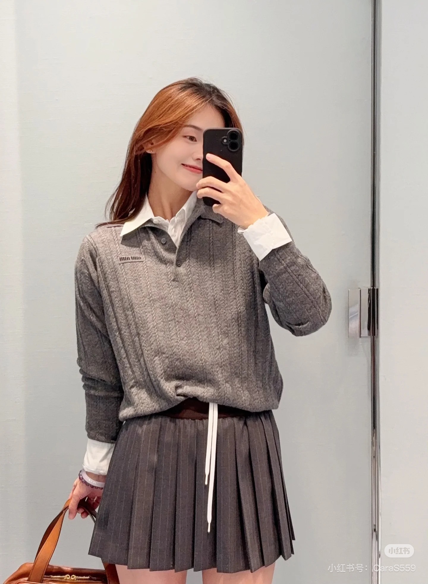 NO:501222,Miumi* 25Fw early autumn new style, semi-breasted letter logo sweater, original development!  High-end production!  Wool material, the customized woven fabric has a soft and delicate feel, breathable and not stubborn~ It looks great if worn alone or layered!  The three-dimensional tailoring style makes the upper body look slimmer and age-reducing. You can easily control various fashionable styles in daily simple matching!  Spot sale S M L, miumiu, alexander wang19860909Miumi* 25Fw早秋新款 半排扣字母logo羊毛衫 原版开发！高版出品！羊毛材质,对版定制机织面料手感软糯细腻,透气不扎人～单穿或叠搭都绝绝好看！立体剪裁版型上身显瘦又减龄,日常简单搭配都能轻松驾驭各种不同时尚造型！现货发售 码数S M L,,miumiu,alexander wang,Women's clothing