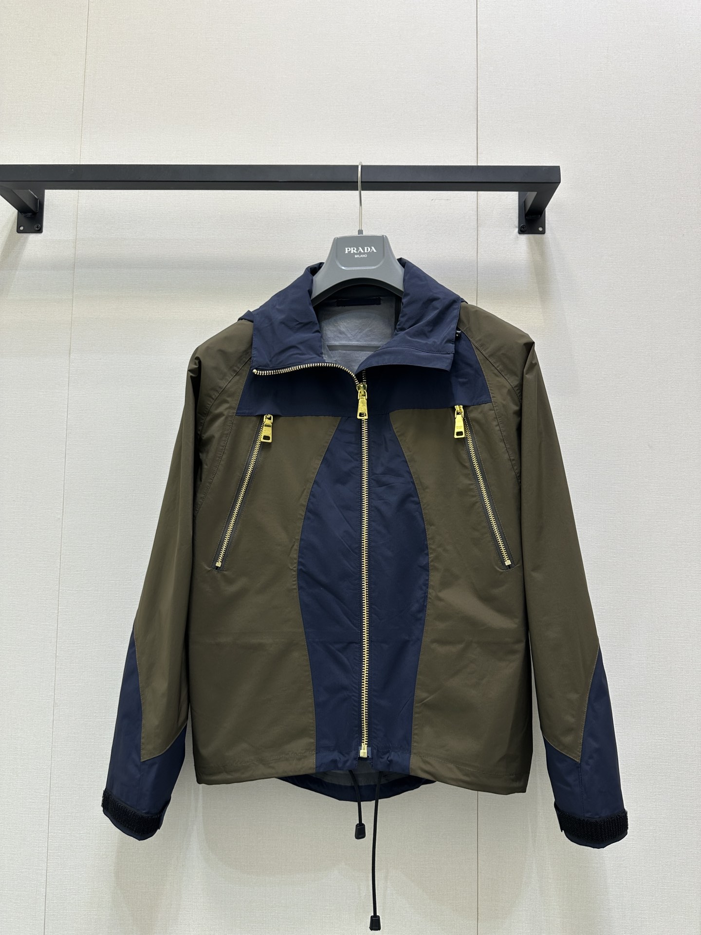 NO:501207,Prada 2025SS early autumn new style contrasting hooded jacket The color matching design of this jacket is super ingenious. The splicing of brown and dark blue is like the fusion of the sea and the beach, full of nautical style. The fabric is full of texture, and the lining is spliced ​​and pressed. It is not only windproof but also breathable, and it is full of practicality. The hooded design adds a bit of casualness, the zipper details are smooth and exquisite, and the hardware is excellent. The pocket design on the chest is both practical and adds points to the overall shape.  Multiple pockets are convenient for storing small objects and meeting daily travel needs. The cutting lines behind it are smooth and the natural draping makes the style more crisp. You will immediately have a neat and handsome feeling when you wear it. Whether it is a casual street style with jeans or a sports pants to show a vibrant and sporty style, it can be perfectly adapted and easily become the focus of the crowd. Identify my version of SML large-scale goods on sale in stock, prada, jeans, jackets & coats, hats, alexander wang19860909Prada 2025SS早秋新款 撞色连帽冲锋外套 这款外套的配色设计超有巧思,棕色与深蓝色的拼接,就像大海与沙滩的融合,充满了航海风情 面料质感十足,里布都是拼接压胶工艺.不仅防风还透气,实用性满分 连帽设计增添了几分休闲感,拉链细节流畅又精致,五金质感超棒 胸前的口袋设计 既实用又为整体造型加分 多个口袋方便收纳小物件,满足日常出行需求.背后的剪裁线条流畅,自然垂坠感让版型更加挺括,穿上身立马拥有利落帅气的感觉.无论是搭配牛仔裤打造休闲街头风,还是配上运动裤展现活力运动风,它都能完美适配,轻松成为人群中的焦点~认准我家版本现货发售SML大货实拍,,prada,jeans,jackets & coats,hats,alexander wang,Women's clothing