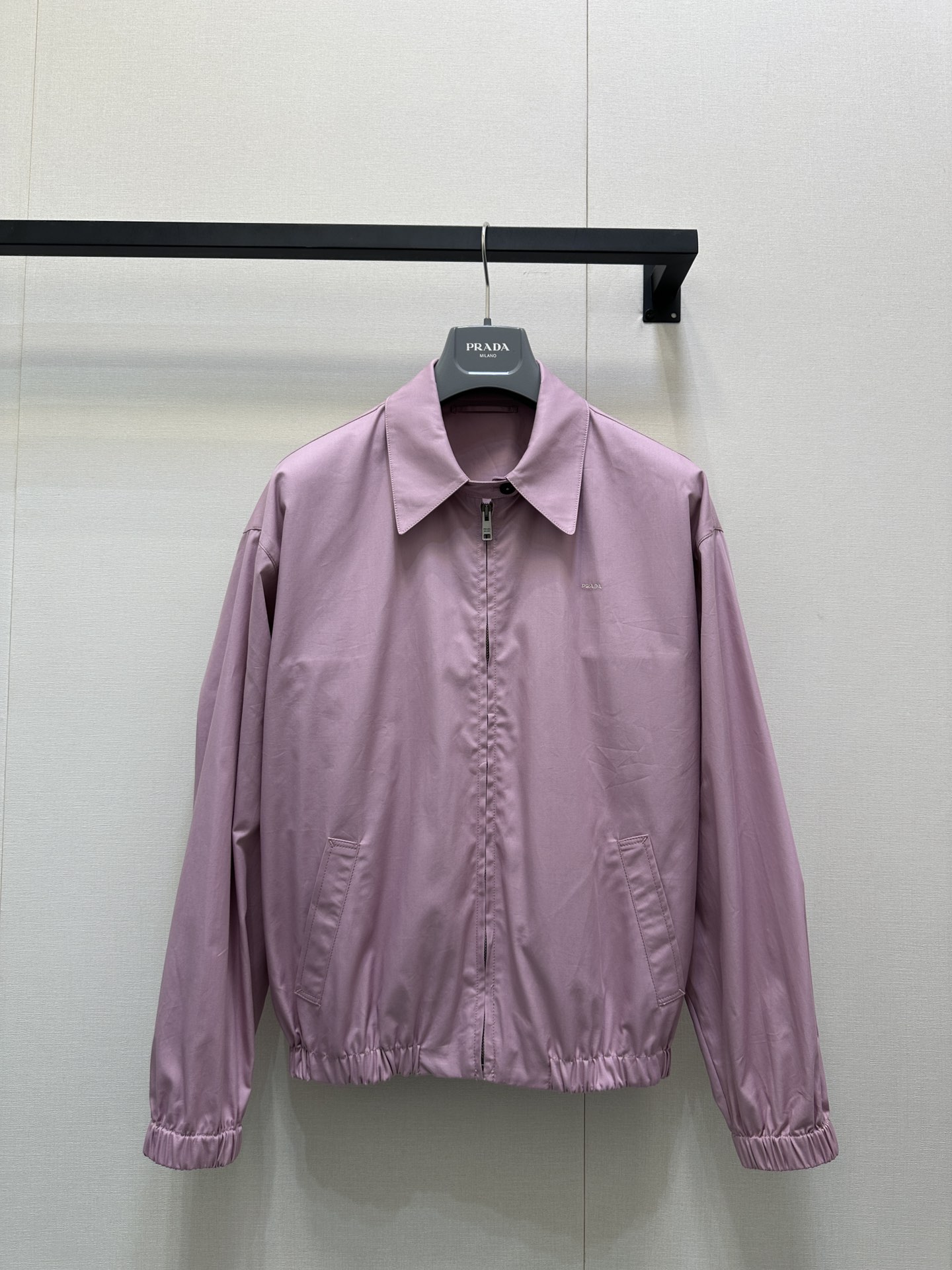 NO:502236,PRADA 25SS early autumn new style old cadre jacket cotton jacket classic lapel shape long-sleeved casual jacket, the overall simplicity can highlight the color of the fixed dyeing, the outstanding powder is a smog powder and low saturation color. It is not inconsistent for boys and girls to wear, but it is too complicated. The neckline buttons unlock multi-element outfit, and it is still a bit old cadre style. Identify my version. SML large-scale goods are sold in stock, prada, jackets & coats, jackets & coats, alexander wang19860909PRADA 25SS早秋新款 老干部夹克棉外套经典翻领造型长袖休闲夹克,整体简洁更能突出定染颜色亮眼,不俗套的粉,是偏雾霾粉和低饱和度的配色,男生女生穿都不违和,不过过于繁杂,领口扣袢解锁多元素穿搭,还是有点老干部风格的 认准我家版本 现货发售SML大货实拍,,prada,jackets & coats,jackets & coats,alexander wang,Women's clothing