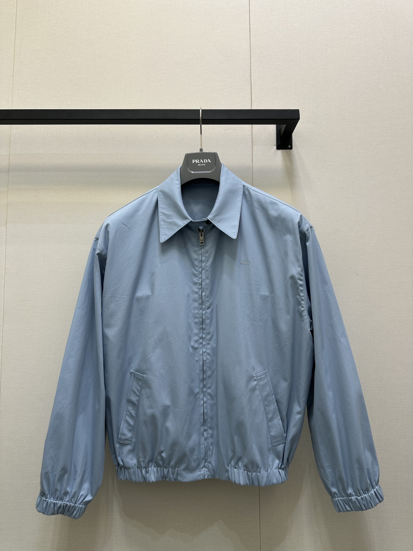 NO:502249,PRADA 25SS early autumn new style old cadre jacket cotton jacket classic lapel shape long-sleeved casual jacket, the overall simplicity can highlight the color of the fixed dyeing, the outstanding powder is a smog powder and low saturation color. It is not inconsistent for boys and girls to wear, but it is too complicated. The neckline buttons unlock multi-element outfit, and it is still a bit old cadre style. Identify my version. SML large-scale goods are sold in stock, prada, jackets & coats, jackets & coats, alexander wang19860909PRADA 25SS早秋新款 老干部夹克棉外套经典翻领造型长袖休闲夹克,整体简洁更能突出定染颜色亮眼,不俗套的粉,是偏雾霾粉和低饱和度的配色,男生女生穿都不违和,不过过于繁杂,领口扣袢解锁多元素穿搭,还是有点老干部风格的 认准我家版本 现货发售SML大货实拍,,prada,jackets & coats,jackets & coats,alexander wang,Women's clothing