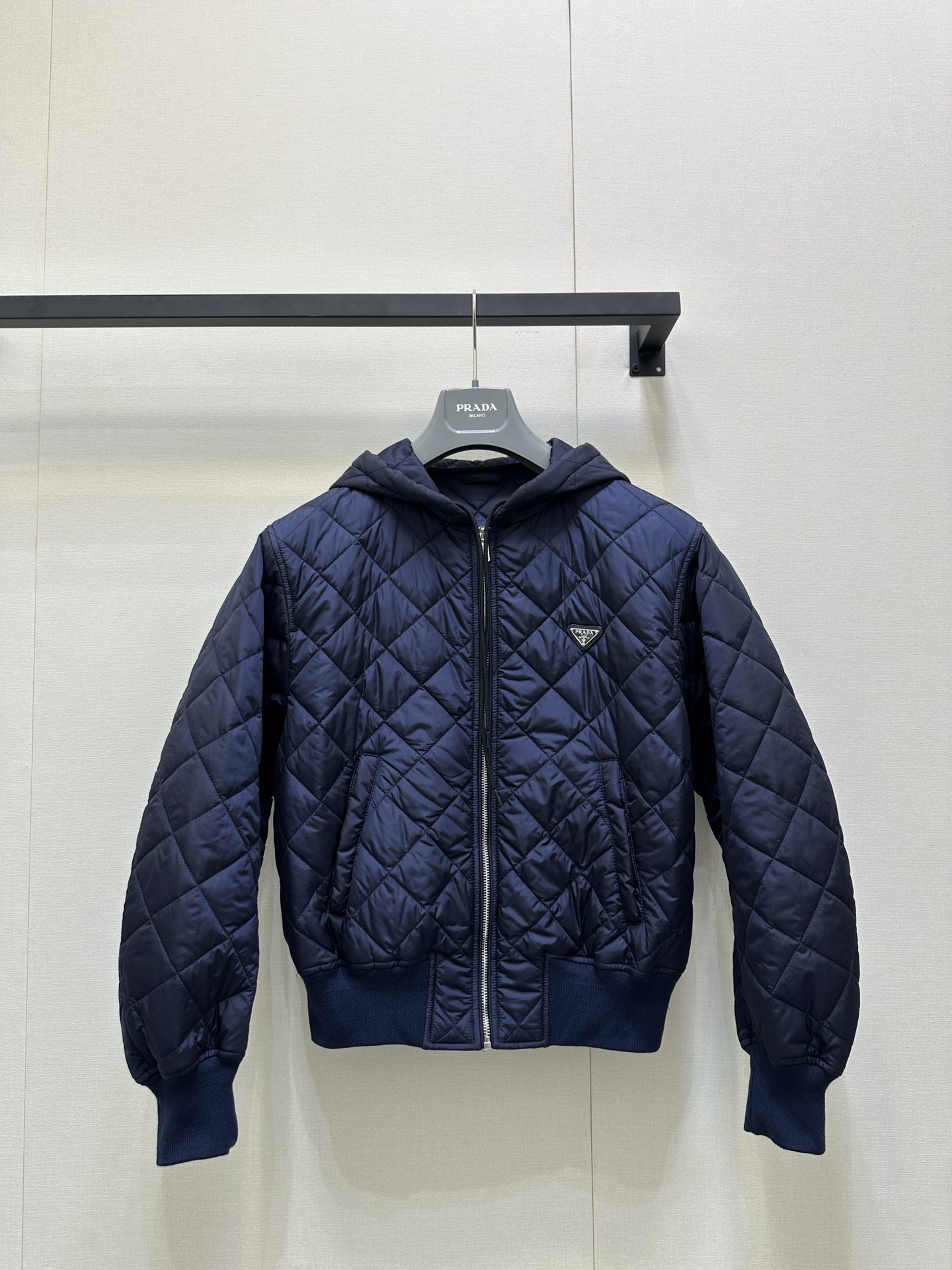 NO:502261,Prad* 25Fw autumn and winter new style, triangle diamond hooded cotton jacket丨Original development!  High-end production!  Classic diamond quilting, high-end and full texture. The hooded design adds a sense of leisure, and the zipper is convenient and neat. The style is loose and not picky, the navy blue is versatile and textured. The simple inner wear is very outstanding, and it is easy to create a casual and fashionable look. It is indispensable for autumn and winter outfits~ S/M/L large-scale photos are available in stock, prada, jackets & coats, hats, alexander wang19860909Prad* 25Fw秋冬新款 三角标菱格纹连帽棉服外套丨原版开发！高版出品！经典菱格纹绗缝,质感高级又饱满.连帽设计增添休闲感,拉链开合方便又利落.版型宽松不挑人,藏青色百搭又显质感,内搭简约单品就很出挑,轻松打造随性又时髦的造型,秋冬穿搭少不了它～现货发售S/M/L大货实拍,,prada,jackets & coats,hats,alexander wang,Women's clothing