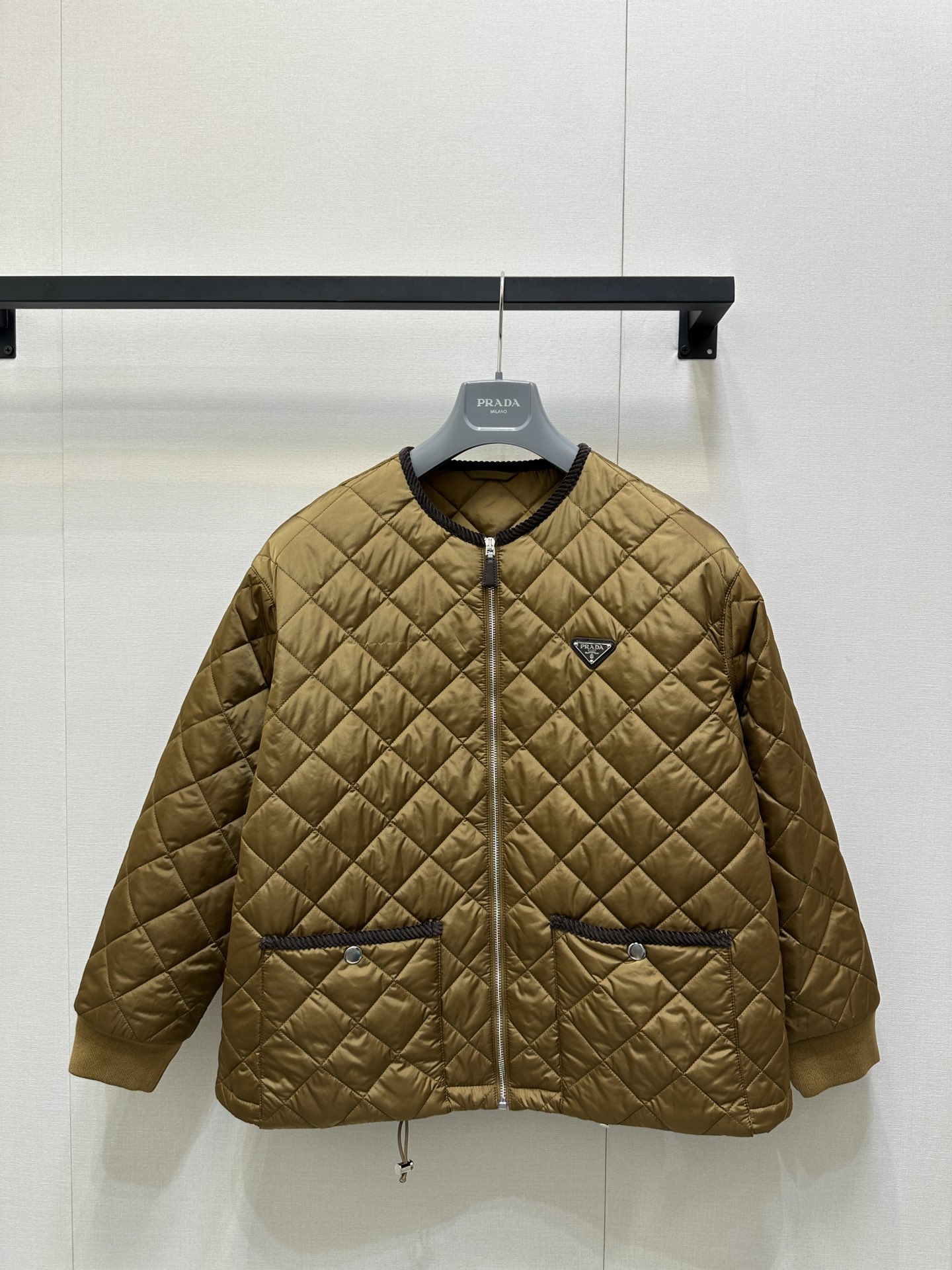 NO:503218,PRAD*25SS autumn and winter new style diamond plaid round neck cotton jacket classic round neck diamond plaid cotton jacket, rich caramel color at a glance, retro and eye-catching neckline and pockets are made of chocolate corduroy edging, delicate and warm ~ using Prada's classic recycled nylon material, which is very soft and warm. Classic double pocket triangle embellishment, accurate to my version, on-site sale, S M L large-scale real shot, prada, jackets & coats, alexander wang19860909PRAD*25SS秋冬新款 菱格纹圆领棉服外套 经典的圆领菱格纹棉服,一眼浓郁的焦糖色 复古又吸睛领口和口袋处都做了巧克力色灯芯绒包边,细腻又温暖～采用Prada经典的再生尼龙材质,柔软保暖性极佳 经典双口袋三角标点缀 认准我家版本 现货发售 码数S M L大货实拍,,prada,jackets & coats,alexander wang,Women's clothing