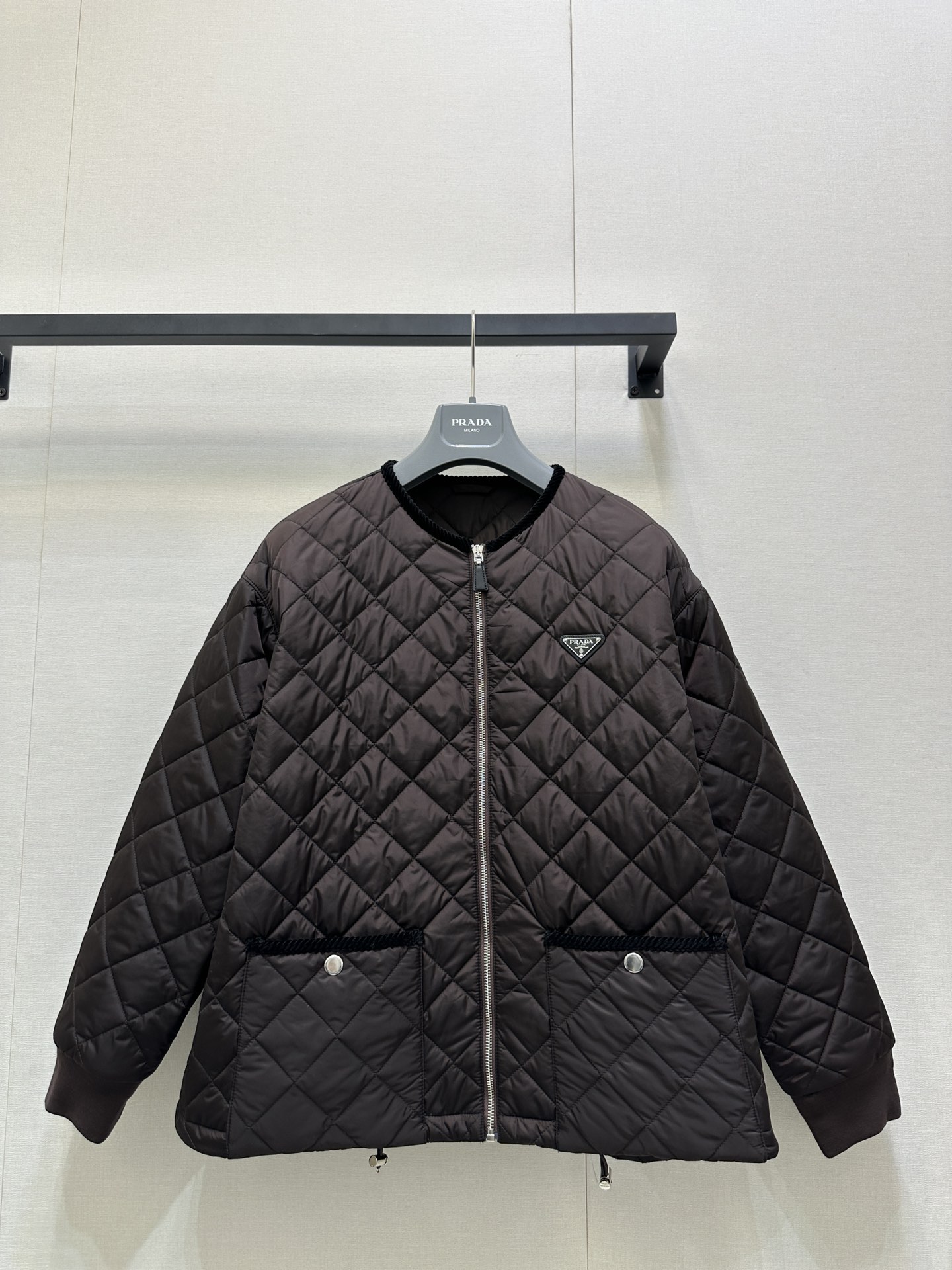 NO:503243,PRAD*25SS autumn and winter new style diamond plaid round neck cotton jacket classic round neck diamond plaid cotton jacket, rich caramel color at a glance, retro and eye-catching neckline and pockets are made of chocolate corduroy edging, delicate and warm ~ using Prada's classic recycled nylon material, which is very soft and warm. Classic double pocket triangle embellishment, accurate to my version, on-site sale, S M L large-scale real shot, prada, jackets & coats, alexander wang19860909PRAD*25SS秋冬新款 菱格纹圆领棉服外套 经典的圆领菱格纹棉服,一眼浓郁的焦糖色 复古又吸睛领口和口袋处都做了巧克力色灯芯绒包边,细腻又温暖～采用Prada经典的再生尼龙材质,柔软保暖性极佳 经典双口袋三角标点缀 认准我家版本 现货发售 码数S M L大货实拍,,prada,jackets & coats,alexander wang,Women's clothing