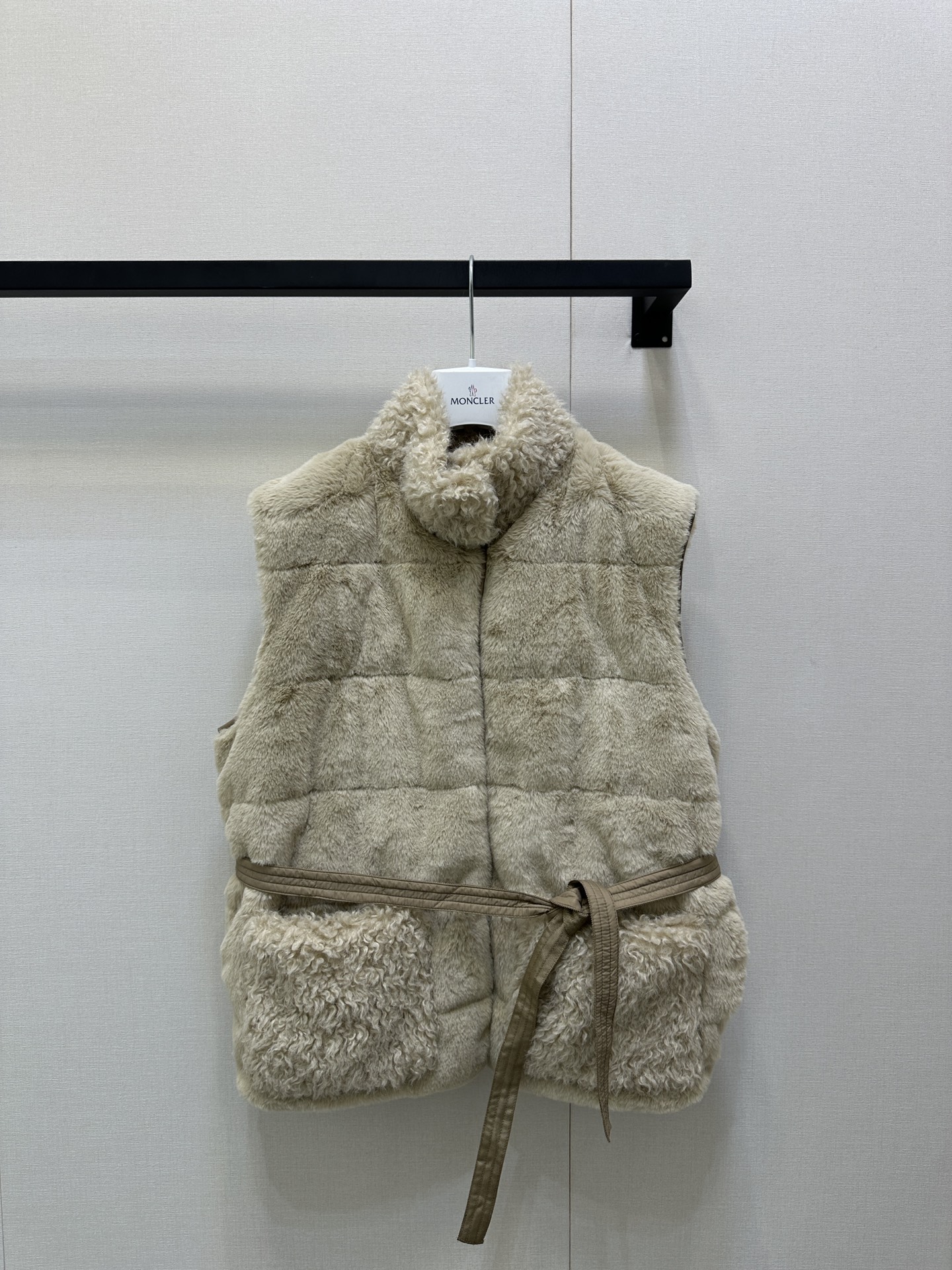 NO:503224,With dust bag Moncle* 25Fw early autumn new model Teddy down vest丨Original development!  High-end production!  The soft fufu's teddy velvet trim wraps the collar and sleeves, and the touch is like a little cat!  The matte synthetic material splicing creates a 'plus technology sense', gentle and not bloated ~ The same color drawstring belt is included!  The waist-retracting and the X-shaped curve goddess is instantly transformed into a relaxed and relaxed style. One and two clothes are cost-effective. The waist belt enhances the sense of ability!  Identify my version of S/M/L large-scale goods sold in stock, down jacket, alexander wang19860909配防尘袋Moncle* 25Fw早秋新款 泰迪绒羽绒马甲丨原版开发！高版出品！软fufu的泰迪绒饰边包裹领口与袖笼,触感像撸小奶猫！哑光感合成材质面料拼接,碰撞出“毛绒科技感”,温柔不臃肿～附赠同色系抽绳腰带！收腰穿秒变X型曲线女神,宽松穿是慵懒松弛风,一衣两穿性价比拉满.腰带束腰提升干练感！认准我家版本现货发售S/M/L大货实拍,,down jacket,alexander wang,Women's clothing