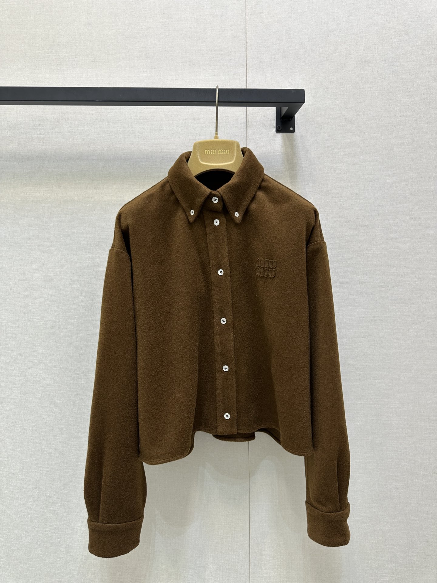 NO:503230,New product Double-sided cashmere shirt jacket Original development, high-end production Cashmere material Handmade double-sided neighbour treatment Clear texture Prominent texture Front shoulder lapel short shirt jacket style shaping the famous model Symmetric lapel Chest logo design Elegant and slack feeling Ready-to-wear retro elements luxurious and charming First choice for fashionable and exquisite autumn and winter Customized face accessories Accurate version High-version SML large-scale real shots, Jackets & coats, Shirts, alexander wang19860909新品 双面尼羊绒衬衫外套 原版开发,高版出品 羊绒材质 手工双面尼处理 肌理明显 质感突出 正肩翻领短款衬衫外套版型 塑造名媛典范 对称翻领 胸前logo设计 雅致不失松弛感 成衣复古元素奢华迷人 秋冬时髦精穿搭首选 定制面辅料 认准版本 高版本 SML大货实拍,,jackets & coats,shirts,alexander wang,Women's clothing