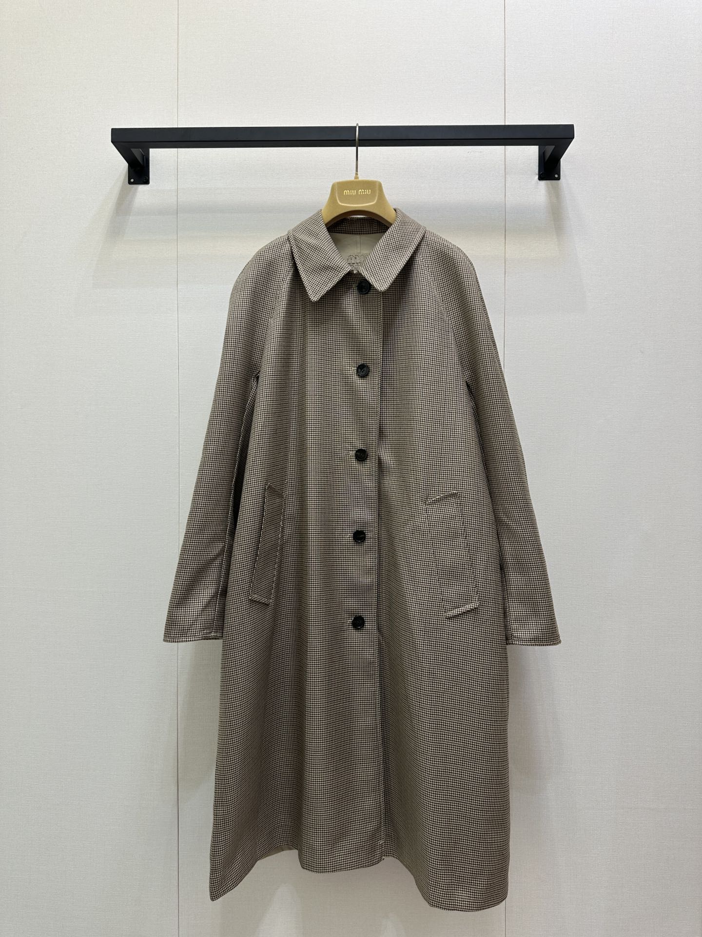 NO:503237,Miumiu25 new double-sided windbreaker jacket, this windbreaker jacket can be said to have both beauty and practicality. On one side is windbreaker fabric and on the other side is khaki plaid wool, so it is another coat, another windbreaker, regular style. Whether it is matched with sweaters or layered, it is super beautiful. The high-end feeling is directly full. Each side has a different style. It is highly recommended. SML large-scale real shot (double-sided windbreaker jacket), miumiu, jackets & coats, sweaters, alexander wang19860909Miumiu25新款双面风衣外套,这款风衣外套可以说是兼具的美观和实用性,一面是风衣面料,另外一面是卡其色的格子的羊毛呢,所以说又是一款大衣,又是一款风衣,常规版型.不管是搭配毛衣还是叠搭穿都超级美 高级感直接拉满 每一面都有不同的风格,强烈推荐,SML大货实拍（双面穿风衣外套）,,miumiu,jackets & coats,sweaters,alexander wang,Women's clothing