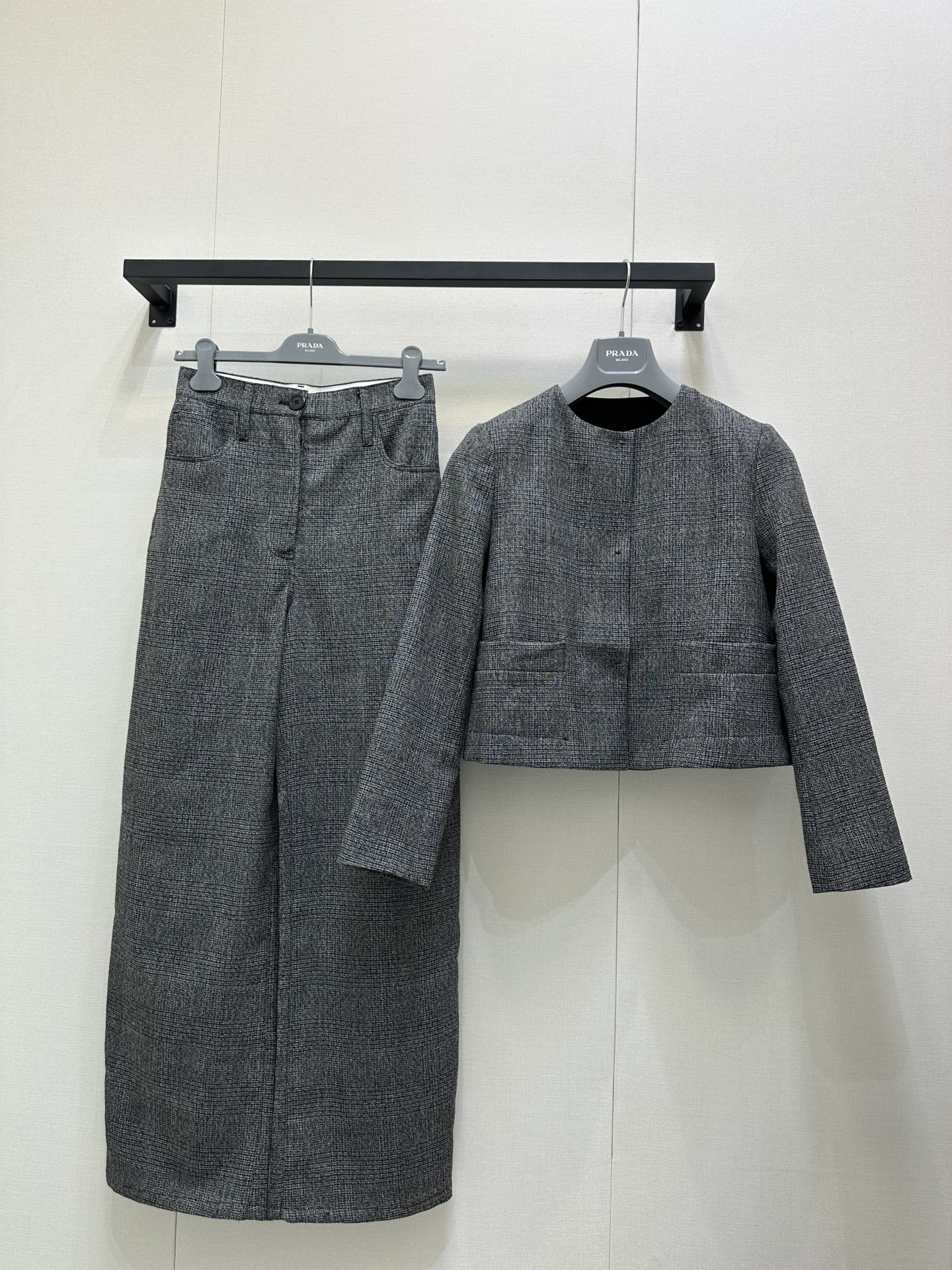 NO:504944,(Coat) Prada 25SS autumn and winter new style old-fashion style gray plaid suit jacket suit pants Original development and development High-quality production Elegant temperament commuting style Short coat is exquisite and stylish, wide-leg pants look slim and aura High-quality and capable Retro and fashionable Classic old-fashion style It is suitable for commuting to work or going out on the street every day, easily creating an elegant and high-end feeling~ Identify my version of SML large-scale goods on sale, prada, jackets & coats, business suit, alexander wang19860909（外套） Prada 25SS秋冬新款 老钱风高级感灰色格纹西装外套西装裤 原版开发开发 高品质出品 优雅的气质通勤风 短款外套精致有型,阔腿裤显瘦又有气场 高级又干练 复古时髦 经典老钱风 上班通勤或者日常出街都很合适,轻松打造优雅高级感～ 认准我家版本现货发售SML大货实拍,,prada,jackets & coats,business suit,alexander wang,Women's clothing