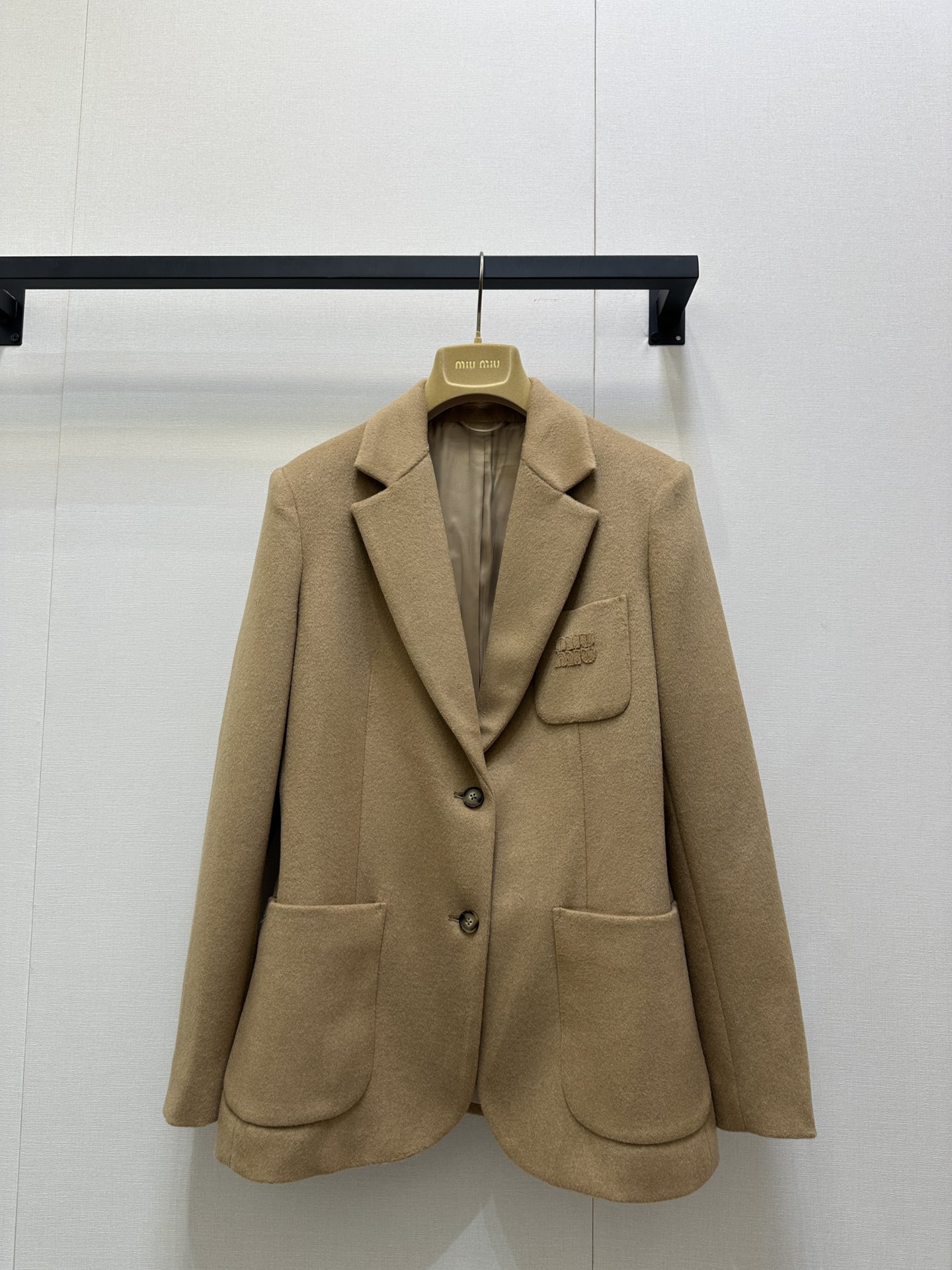 NO:504894,(Suit jacket) Miu Miu25SS early autumn new style Camel-wool suit jacket pants The material of this jacket is synonymous with luxury and comfort!  Selected high-quality camel velvet, with delicate and soft touch, just like the warm sun in winter, gently caressing the skin, keeping warm and light, allowing you to move forward gracefully in the cold wind~ Contrasting color embroidery instantly enhances the layering and recognition of the overall shape. This low-key luxury is unforgettable at a glance. It can make you the focus without ostentatious texture online, can be easily controlled for daily commuting or leisure out on the street, and it is super matching. It instantly improves temperament. It is an indispensable item in the wardrobe~ Determine my version. SML, same style for men and women, and there is also goods with pants~ Real photos of large goods, miumiu, jackets & coats, jackets & coats, business suit, alexander wang19860909（西装外套） Miu Miu25SS早秋新款 骆驼毛西服外套裤子 这件夹克的材质,简直是奢华与舒适的代名词！精选优质驼绒,触感细腻柔软,仿佛冬日里的暖阳轻抚肌肤,保暖性max,又不失轻盈感,让你在寒风中也能优雅前行～撞色刺绣 瞬间提升整体造型的层次感与辨识度.这种低调的奢华感,让人一眼难忘 都能让你成为焦点而不张扬质感在线,日常通勤或休闲出街都能轻松驾驭,搭配性超强,穿上瞬间提升气质,是衣橱里不可或缺的单品～认准我家版本 发货发售SML 男女同款 搭配裤子也有货～大货实拍,,miumiu,jackets & coats,jackets & coats,business suit,alexander wang,Women's clothing