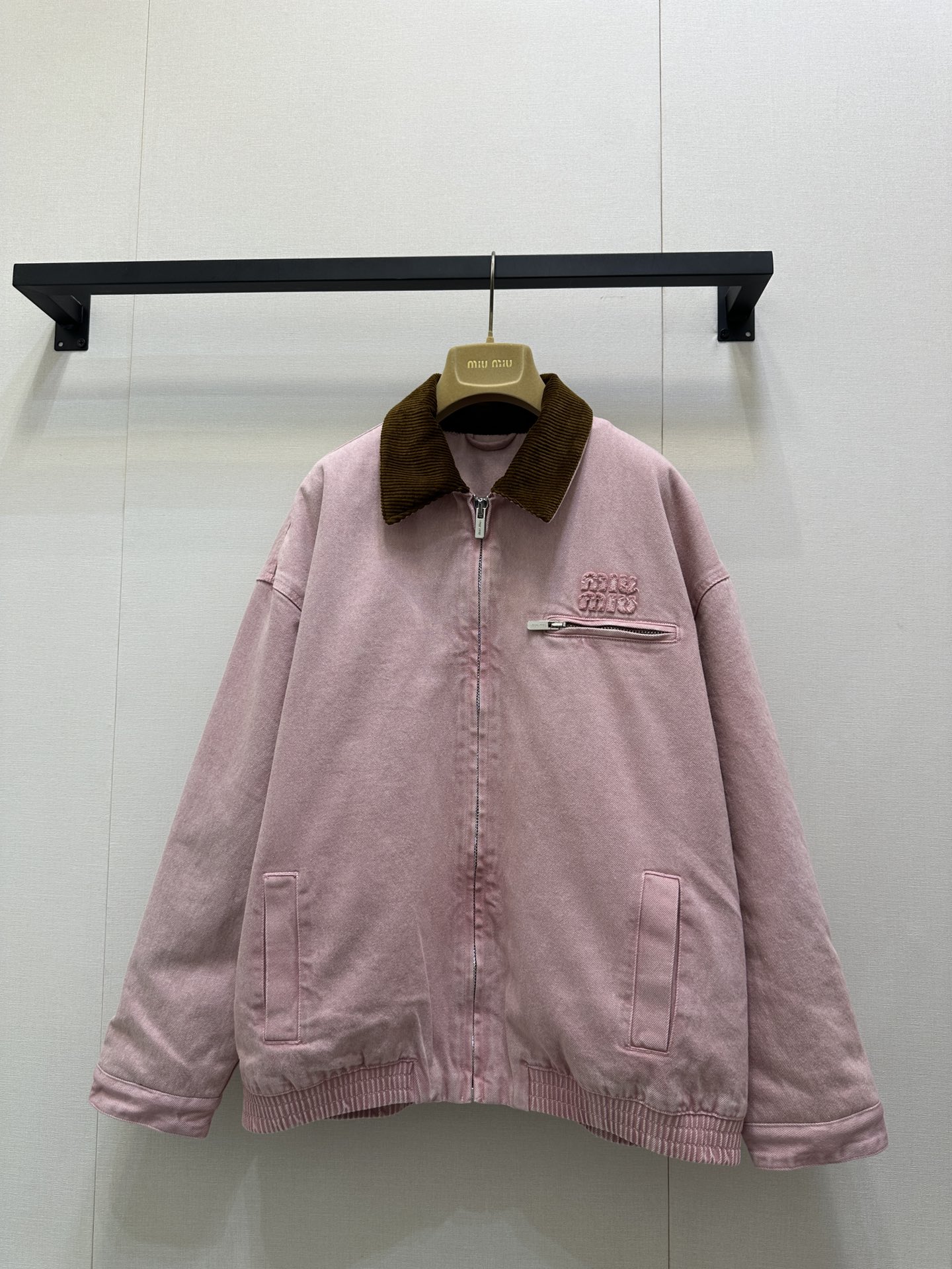 NO:504954,Miumiu's new autumn and winter style corduroy contrast splicing work jacket Original development High-quality production Too beautiful Dopamine girl returns. Who says that it cannot be pink in autumn and winter? Miu Miu's pink jacket is here!  I love bright colors winter jackets so much!  Who said that the artifact of the perfect atmosphere can’t be pink in autumn and winter? The artifact of the artifact is too cute!  Like a marshmallow, different styles of college style outfits, sweetness comes, I'm sure my version is available in stock, SML big-name real shots, miumiu, jackets & coats, alexander wang19860909Miumiu 秋冬新款 灯芯绒撞色拼接工装外套 原版开发 高品质出品 太美啦 多巴胺少女回归 谁说秋冬不能粉嫩 Miu Miu粉色系外套来咯！太爱亮色系冬日外套了！妥妥的氛围感神器包出谁说秋冬不能粉嫩 神器包出片的～粉色也太可爱啦！像一朵棉花糖 不同风格的学院风穿搭 甜美来袭 认准我家版本 现货发售 SML大货实拍,,miumiu,jackets & coats,alexander wang,Women's clothing