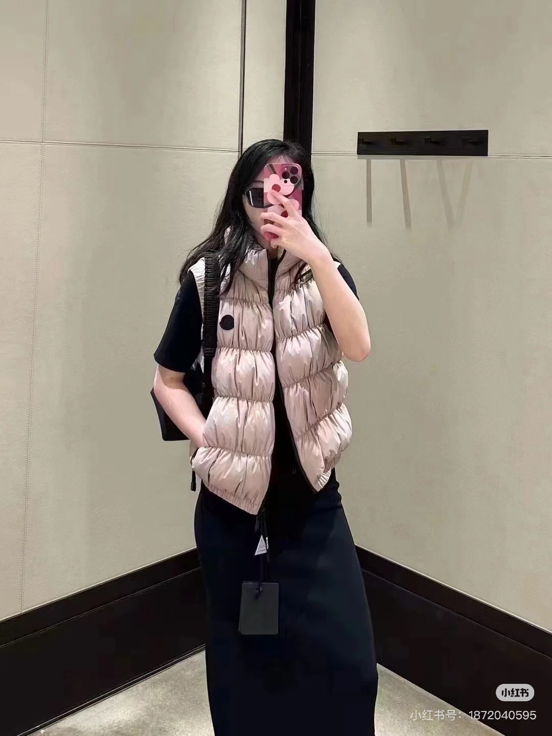 NO:504885,Moncle* new product embossed down vest, custom-made YB imported windproof and waterproof nylon material, white goose velvet filled inner lining, the whole piece is light and warm, pleated square quilted, fashionable and high-end, the overall texture is full and crisp, three-dimensional and stylish, clear contours, made of double-layer diamond-proof velvet fabric, warm and comfortable, not picky for crowd outfits, iconic brand Zhangzai decoration on the chest, presenting brand concept, double-sided pockets add a sense of styling, the first choice for light and fashionable down jackets in autumn and winter, customized surface accessories, accurate version, filling standard: national standard 90 velvet, filling material: white goose velvet, high version SML, down jacket, alexander wang19860909Moncle*新品 压纹羽绒马甲 定制YB进口防风防水尼龙材质 白鹅绒填充内里 整件轻薄保暖 采用褶裥方格块绗缝 时髦高级 整体质感饱满挺括 立体有型 轮廓分明 马甲剪裁双层防钻绒面料制成 保暖舒适不挑人群穿搭 胸前标志性品牌章仔装饰 呈现品牌理念 双侧口袋增添造型感 秋冬轻盈时尚羽绒服首选 定制面辅料 认准版本 充绒标准:国标90绒 充绒物:白鹅绒 高版本 SML,,down jacket,alexander wang,Women's clothing