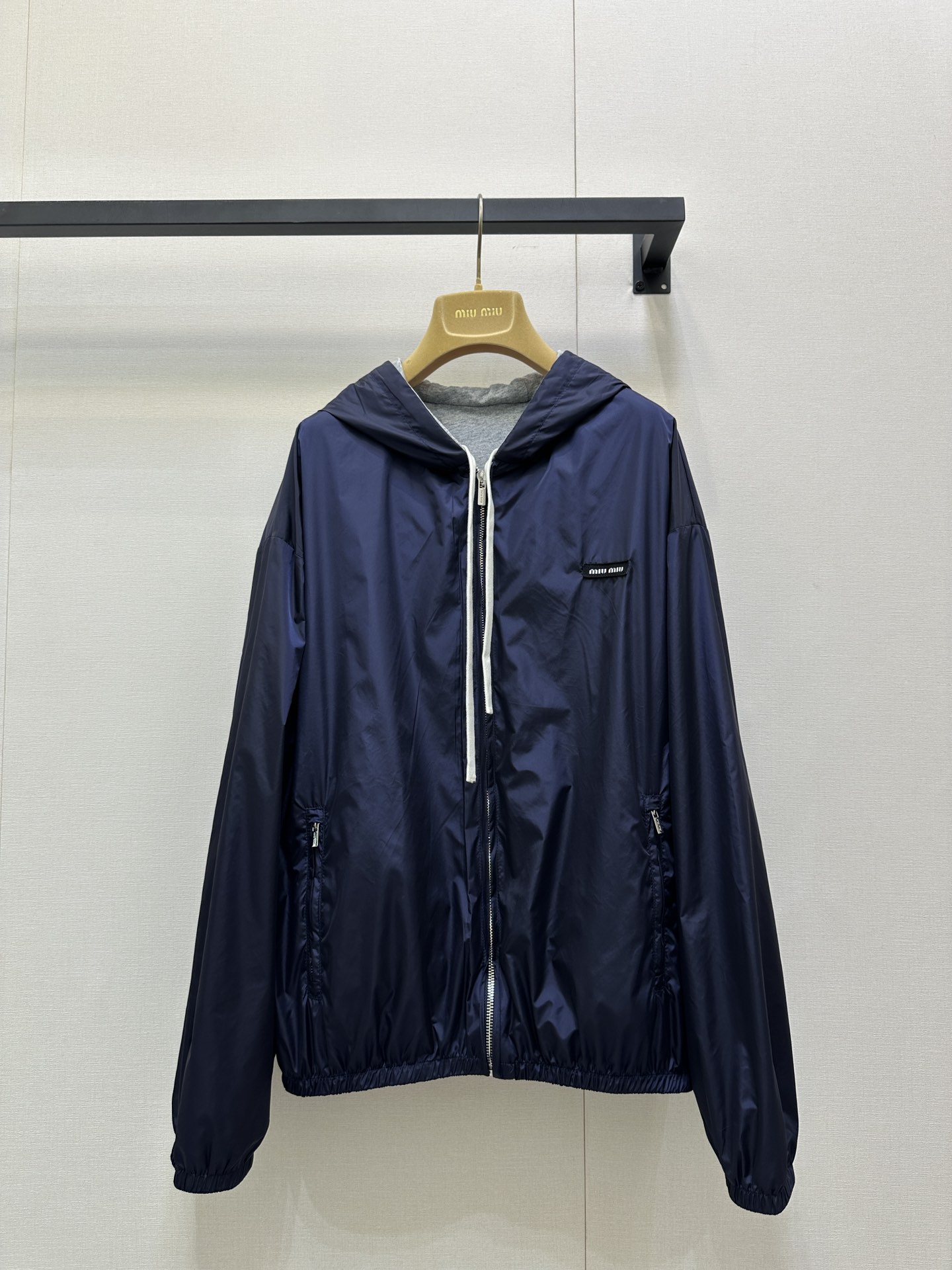 NO:505930,Miumi* 25Fw early autumn new style, double-sided hooded sweatshirt jacket. Original development!  High-end production!  Cotton soft and comfortable style is large, one side of cotton and the other side of sportswear windbreaker material, and the two-sided style is different. Customized letter hardware zipper head, laser letter patch on chest, drawstring hood + bag-style pocket. Blue and gray color versatile, not picky, tall, fat and thin can show a unique temperament. Spot SML 2-color large-scale real shot (double-sided wear), miumiu, hoodie, sweatshirts, jackets & coats, hats, alexander wang19860909Miumi* 25Fw早秋新款 双面可穿连帽卫衣外套.原版开发！高版出品！棉柔软舒适版型偏大,一面棉一面运动服风衣材质,双面风格不同.定制字母五金拉链头、胸前激光字母贴布,抽绳兜帽+袋式口袋.蓝灰配色百搭,不挑人,高矮胖瘦都能穿出独特气质 现货 SML 2色大货实拍（双面穿）,,miumiu,hoodie,sweatshirts,jackets & coats,hats,alexander wang,Women's clothing