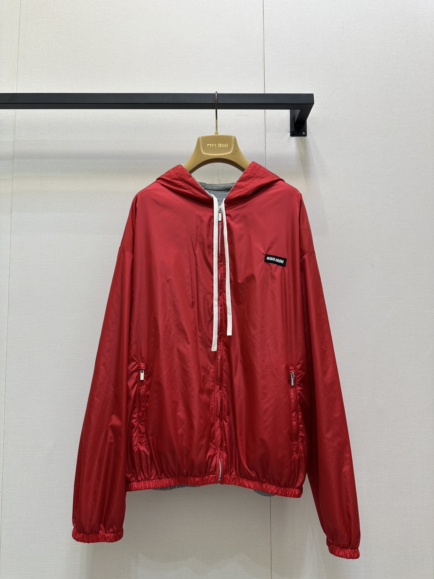 NO:505938,Miumi* 25Fw early autumn new style, double-sided hooded sweatshirt jacket. Original development!  High-end production!  Cotton soft and comfortable style is large, one side of cotton and the other side of sportswear windbreaker material, and the two-sided style is different. Customized letter hardware zipper head, laser letter patch on chest, drawstring hood + bag-style pocket. Blue and gray color versatile, not picky, tall, fat and thin can show a unique temperament. SML large-scale real shot (double-sided wear), miumiu, hoodie, sweatshirts, jackets & coats, hats, alexander wang19860909Miumi* 25Fw早秋新款 双面可穿连帽卫衣外套.原版开发！高版出品！棉柔软舒适版型偏大,一面棉一面运动服风衣材质,双面风格不同.定制字母五金拉链头、胸前激光字母贴布,抽绳兜帽+袋式口袋.蓝灰配色百搭,不挑人,高矮胖瘦都能穿出独特气质 现货 SML大货实拍（双面穿）,,miumiu,hoodie,sweatshirts,jackets & coats,hats,alexander wang,Women's clothing