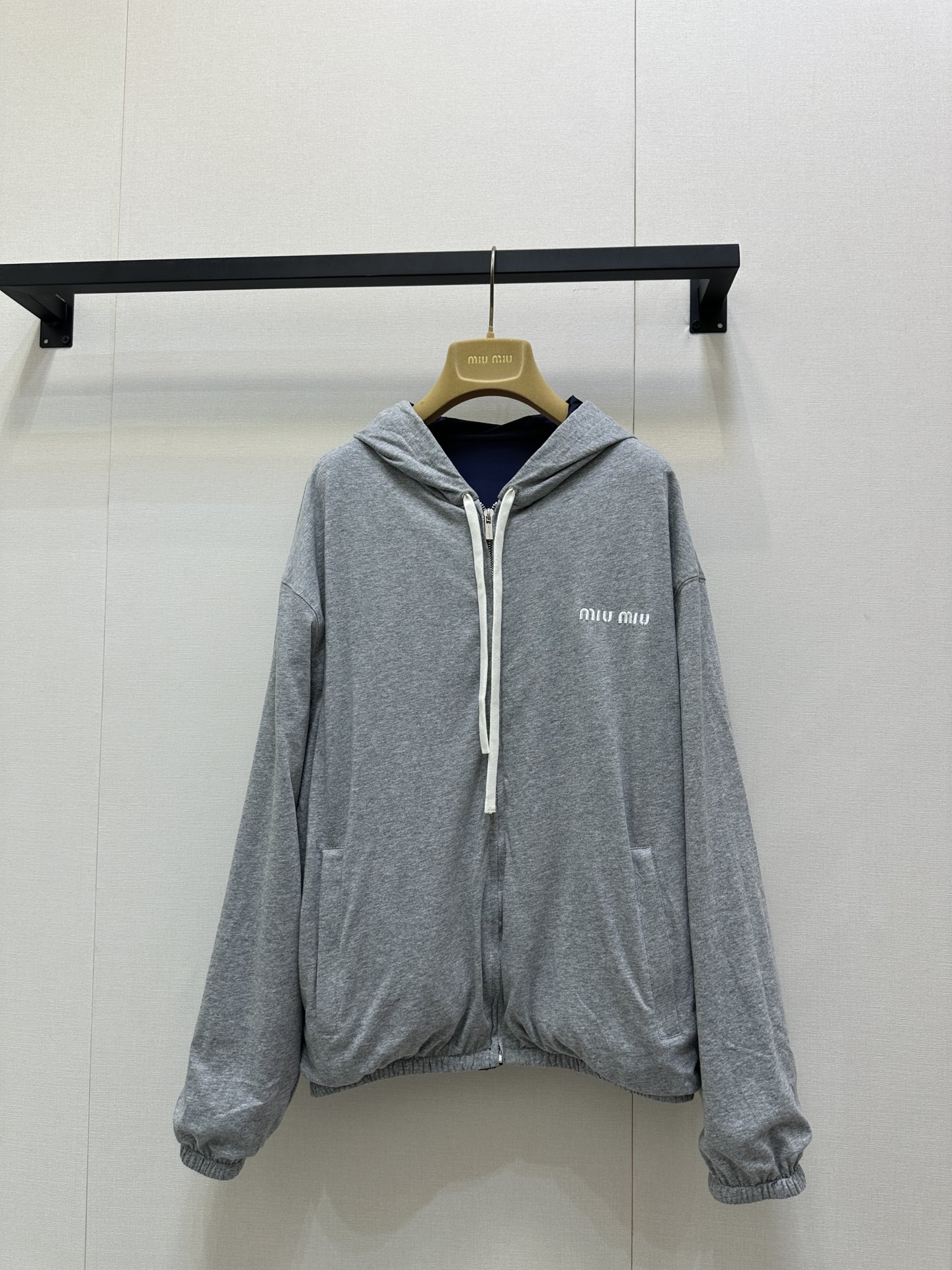 NO:505945,Miumi* 25Fw early autumn new style, double-sided hooded sweatshirt jacket. Original development!  High-end production!  Cotton soft and comfortable style is large, one side of cotton and the other side of sportswear windbreaker material, and the two-sided style is different. Customized letter hardware zipper head, laser letter patch on chest, drawstring hood + bag-style pocket. Blue and gray color versatile, not picky, tall, fat and thin can show a unique temperament. SML large-scale real shot (double-sided wear), miumiu, hoodie, sweatshirts, jackets & coats, hats, alexander wang19860909Miumi* 25Fw早秋新款 双面可穿连帽卫衣外套.原版开发！高版出品！棉柔软舒适版型偏大,一面棉一面运动服风衣材质,双面风格不同.定制字母五金拉链头、胸前激光字母贴布,抽绳兜帽+袋式口袋.蓝灰配色百搭,不挑人,高矮胖瘦都能穿出独特气质 现货 SML大货实拍（双面穿）,,miumiu,hoodie,sweatshirts,jackets & coats,hats,alexander wang,Women's clothing