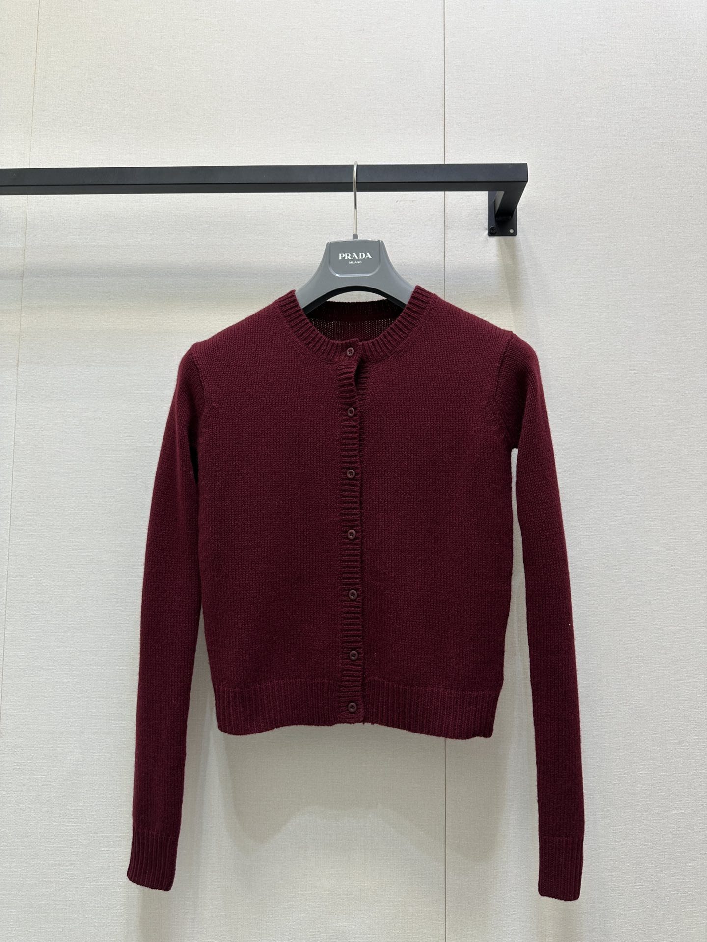 NO:505926,Prar*25Fw early autumn new style, breasted letter logo wool sweater, original development!  High-end production!  Wool material, the customized woven fabric has a soft and delicate feel, breathable and not stubborn~ It looks great if worn alone or layered!  The three-dimensional tailoring style makes the upper body look slimmer and age-reducing. You can easily control various fashionable styles in daily simple matching!  Spot sale S M L. Gray, burgundy big shots, prada, alexander wang19860909Prar*25Fw早秋新款 排扣字母logo羊毛衫 原版开发！高版出品！羊毛材质,对版定制机织面料手感软糯细腻,透气不扎人～单穿或叠搭都绝绝好看！立体剪裁版型上身显瘦又减龄,日常简单搭配都能轻松驾驭各种不同时尚造型！现货发售 码数S M L.灰色,酒红大货实拍,,prada,alexander wang,Women's clothing