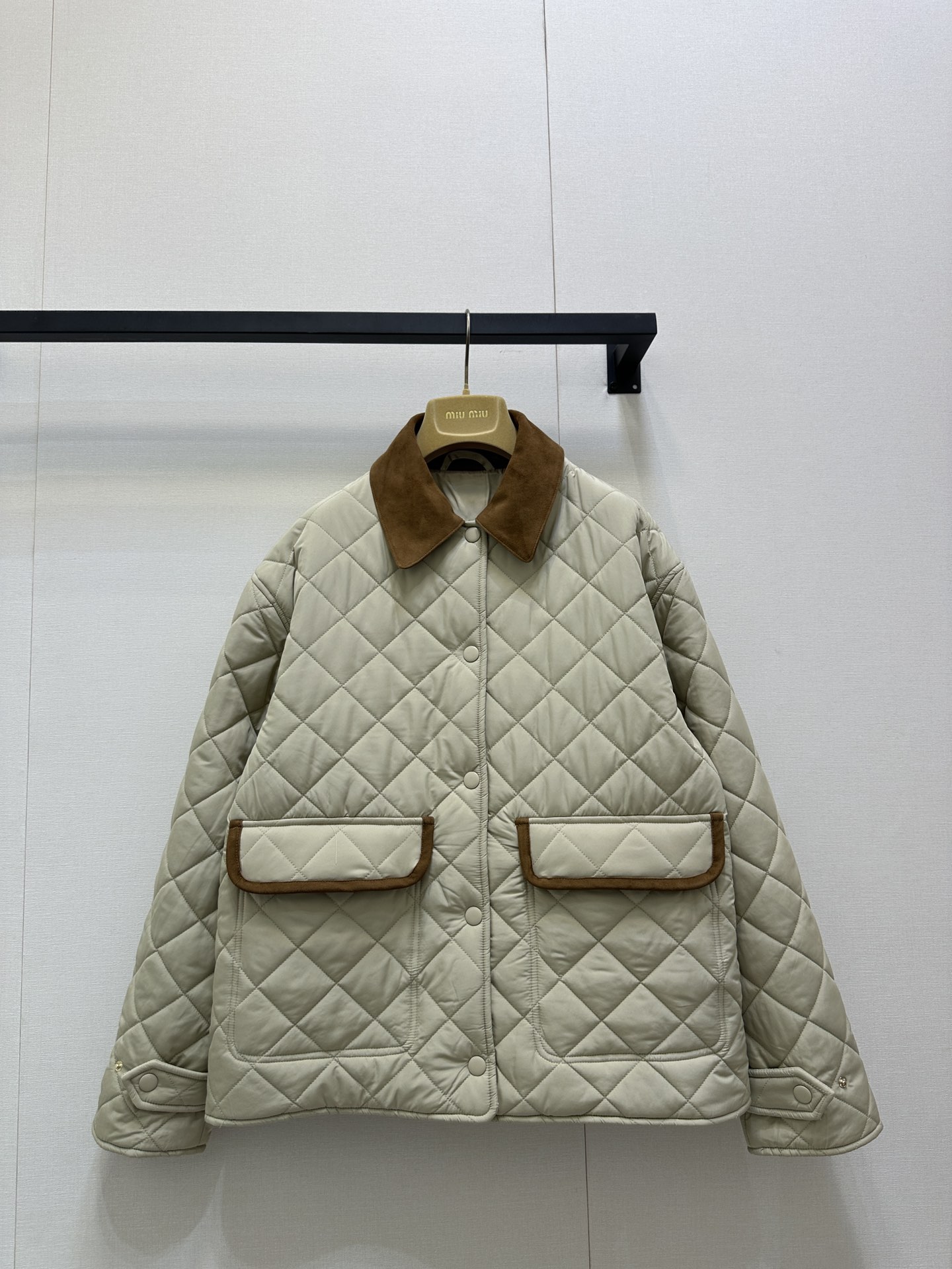 NO:505949,Miumi* 25Fw early autumn new style, warm girlish feeling, age-reducing cream, apricot cotton diamond-shaped cotton jacket | Original development!  High-end production!  Original custom fabric!  Genuine leather velvet leather lapel design, slit design at the hem!  The imported machine's line pressing grid process is three-dimensional tailoring, and the classic wide-extreme version interprets the autumn and winter stacking shape to keep warm!  Lightweight and warm fabric, perfect workmanship quality depends on details. Spot SML large-scale real-time photos, miumiu, jackets & coats, cowhide, alexander wang19860909Miumi* 25Fw早秋新款 温暖少女感减龄奶油杏间棉菱格棉服外套丨原版开发！高版出品！原版定制面料！真皮材质牛皮绒真皮质翻领设计,下摆可开衩设计！进口机压线格工艺对格立体剪裁,经典宽极版型演绎秋冬叠搭造型保暖神器！轻盈保暖面料,完美做工品质看细节.现货SML大货实拍,,miumiu,jackets & coats,cowhide,alexander wang,Women's clothing