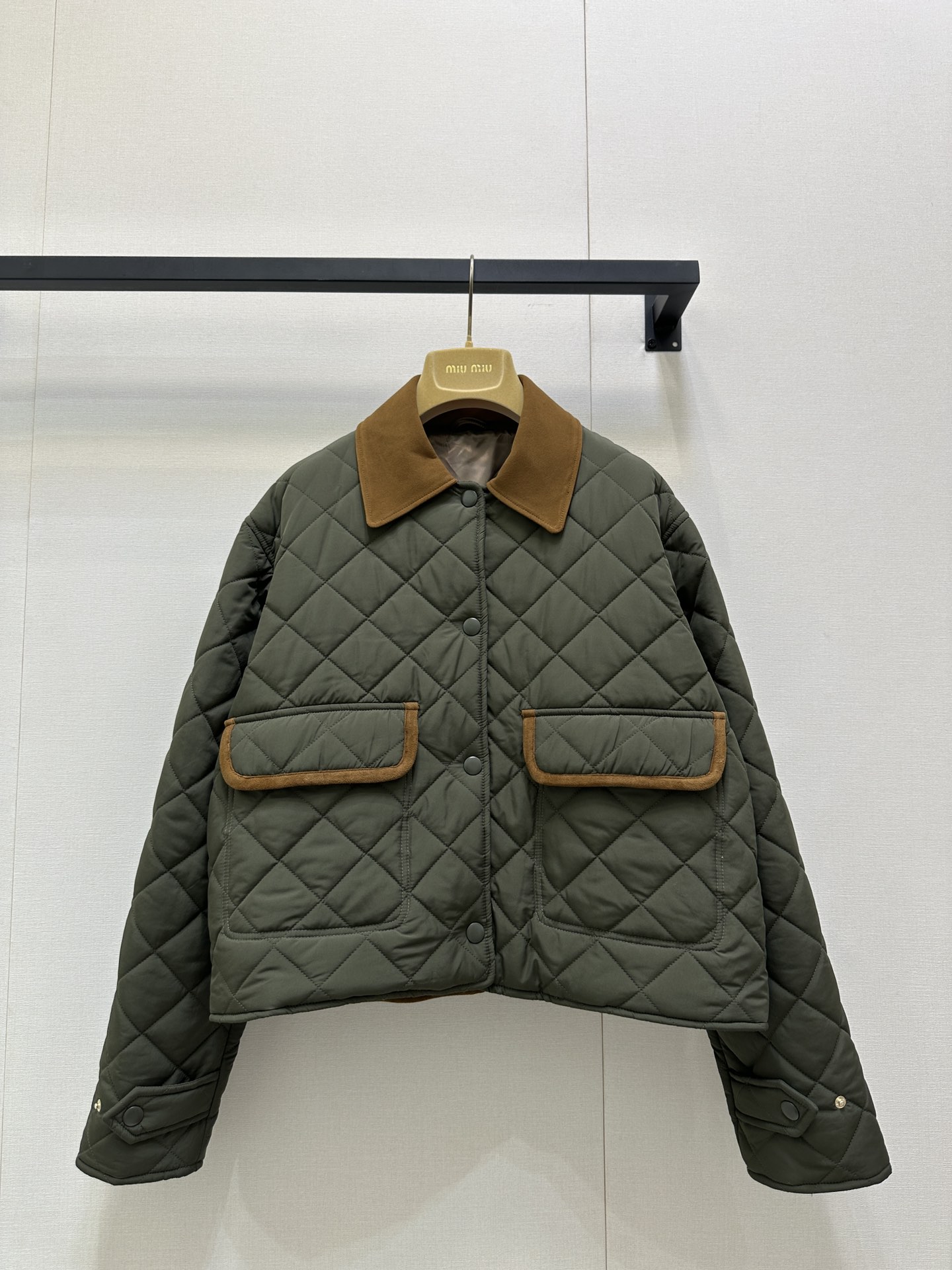 NO:505916,Miumi* 25Fw early autumn new style military green diamond plaid cotton jacket jacket丨Original development!  High-end production!  The official website is on sale, the same style as the counter!  Leather material: Heavy Industry Clothing Cut with Neat Napa Sheep Leather Lapel and Back Brand Logo Embroidery!  Whether it is material, detail restoration degree and process production, the thickness of the cotton jacket is consistent with YB!  Every hardware and auxiliary materials are completely comparable to YB!  Fine workmanship is perfect!  Differentiate various low-versions in the market, spot SML real-time photos, miumiu, jackets & coats, jackets & coats, sheepskin, alexander wang19860909Miumi* 25Fw早秋新款 军绿色菱格纹棉服夹克外套丨原版开发！高版出品！官网在售,专柜同款！真皮材质 前中袋口重工对格裁剪,搭配利落Napa羊皮革翻领和后背品牌徽标取中刺绣！不管是材质还是细节还原度以及工艺制作方面棉服厚度和yb一致！每个五金和辅料都是完全媲美yb！做工精细完美！区别市场各种低版,现货 SML大货实拍,,miumiu,jackets & coats,jackets & coats,sheepskin,alexander wang,Women's clothing