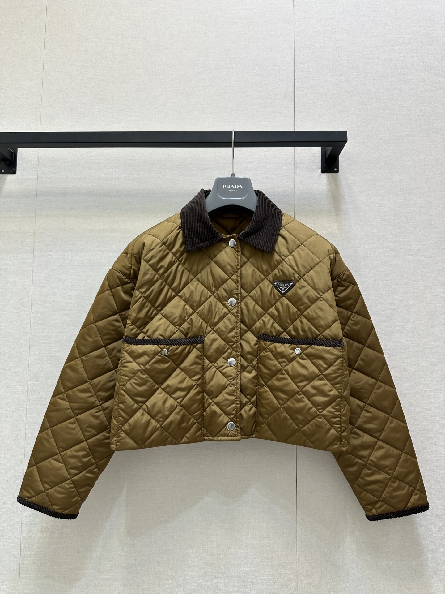 NO:507453,Prad* 25FW autumn and winter new product, brown diamond plaid cotton jacket, short jacket | Original development!  High-end production!  Diamond quilting design, high-quality texture and retro tone. The dark fine embellishments on the lapels and pockets are exquisite and full of exquisiteness. The short style easily creates a neat proportion. Whether it is a simple top with jeans or a skirt, it can interpret a lazy and fashionable autumn and winter style~ Spot SML real shot, prada, skirts, jeans, jackets & coats, alexander wang19860909Prad* 25FW秋冬新品 啡色菱形格棉服短外套丨原版开发！高版出品！菱格绗缝设计,质感高级又具复古腔调.翻领与口袋处的深色细节点缀,精致感拉满.短款版型,轻松打造利落比例,不管内搭简约上衣配牛仔裤,还是搭裙装,都能诠释出慵懒又时髦的秋冬风格～现货SML大货实拍,,prada,skirts,jeans,jackets & coats,alexander wang,Women's clothing