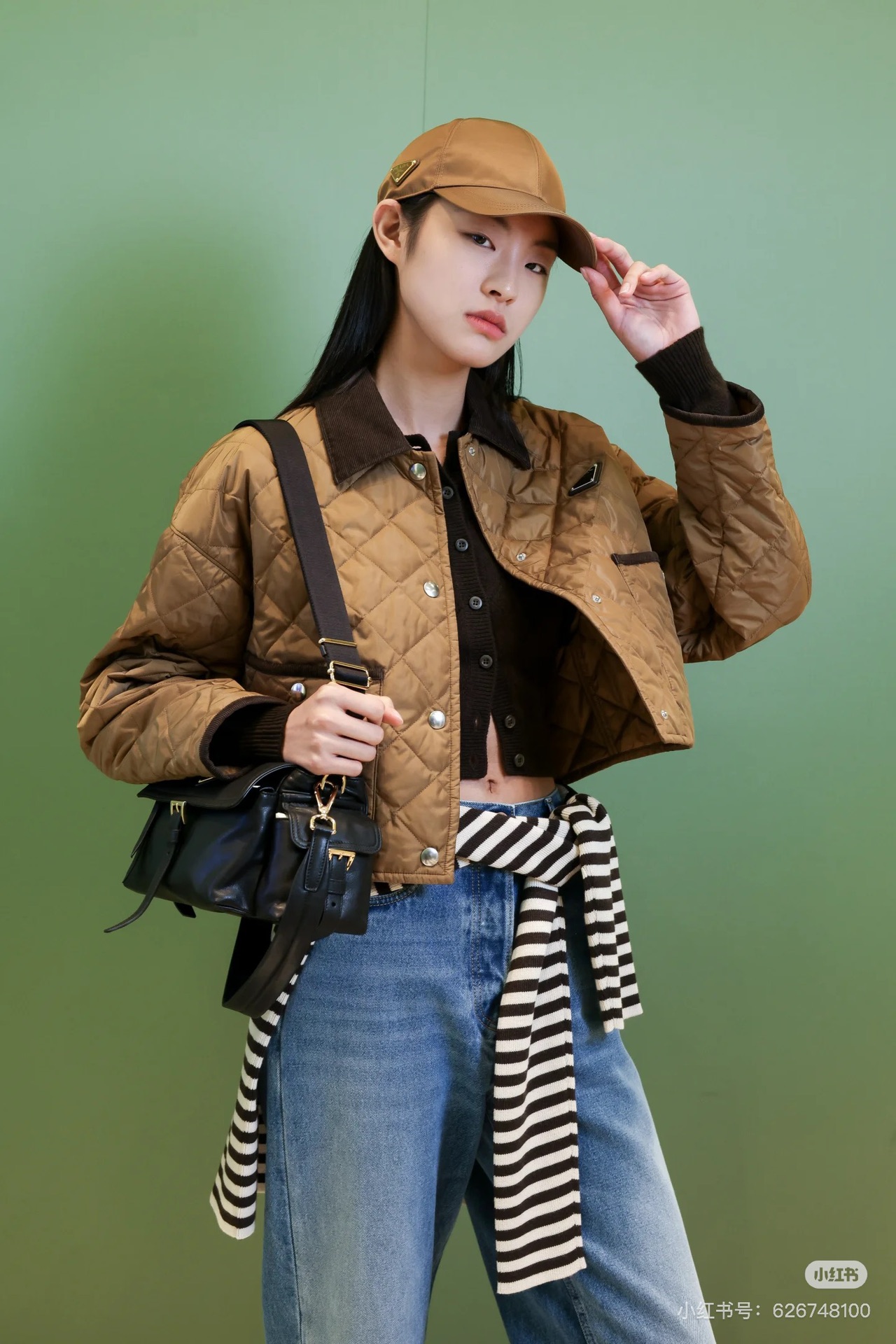 NO:507456,Prad* 25FW autumn and winter new product, brown diamond plaid cotton jacket, short jacket | Original development!  High-end production!  Diamond quilting design, high-quality texture and retro tone. The dark fine embellishments on the lapels and pockets are exquisite and full of exquisiteness. The short style easily creates a neat proportion. Whether it is a simple top with jeans or a skirt, it can interpret a lazy and fashionable autumn and winter style~ Spot SML, prada, skirts, jeans, jackets & coats, alexander wang19860909Prad* 25FW秋冬新品 啡色菱形格棉服短外套丨原版开发！高版出品！菱格绗缝设计,质感高级又具复古腔调.翻领与口袋处的深色细节点缀,精致感拉满.短款版型,轻松打造利落比例,不管内搭简约上衣配牛仔裤,还是搭裙装,都能诠释出慵懒又时髦的秋冬风格～现货SML,,prada,skirts,jeans,jackets & coats,alexander wang,Women's clothing