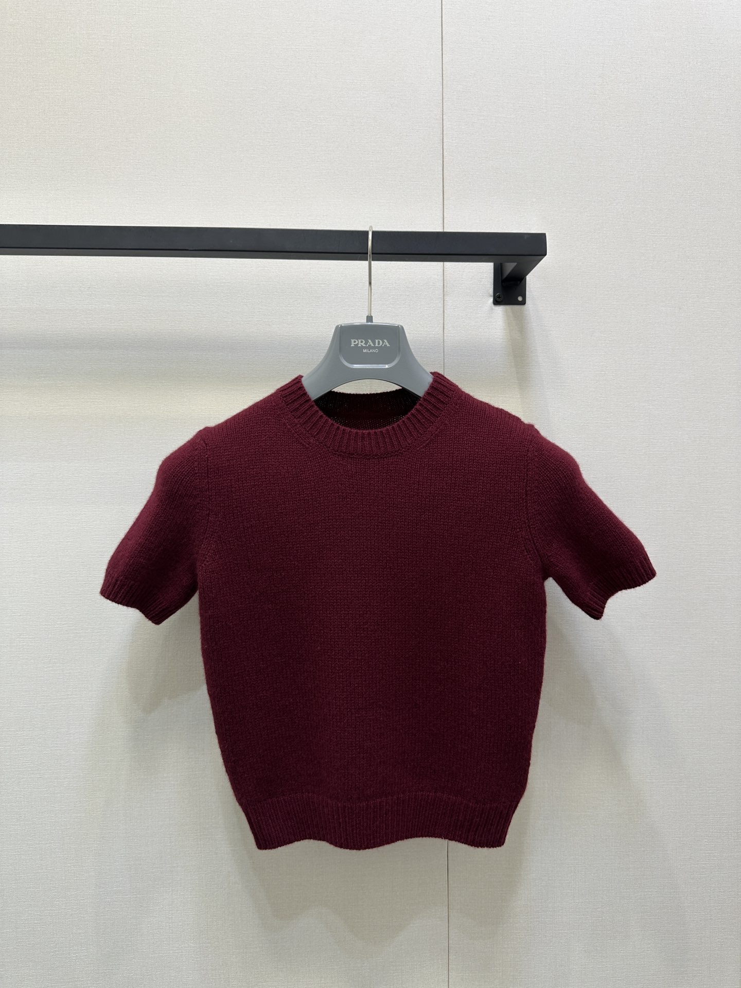 NO:507459,Prar*25Fw early autumn new style retro cashmere knitted short-sleeved top exclusively developed!  High-end production!  The best practical wearer in the autumn. The layerable series. All the quality of the edition!  Fine colored cashmere yarn, all the colors are very positive, small style, single wear or inner wear are very good, texture is visible to the naked eye, details are online, spot SML large-scale real shot, prada, T-shirt, alexander wang19860909Prar*25Fw早秋新款 复古羊绒针织短袖上衣 独家开发！高版出品！入秋的最佳实穿选手 可叠穿的系列 全部对版品质！定染细腻的羊绒纱线 颜色都很正 小版型 单穿或者内搭都很可 质感肉眼可见 细节在线 现货SML大货实拍,,prada,T-shirt,alexander wang,Women's clothing