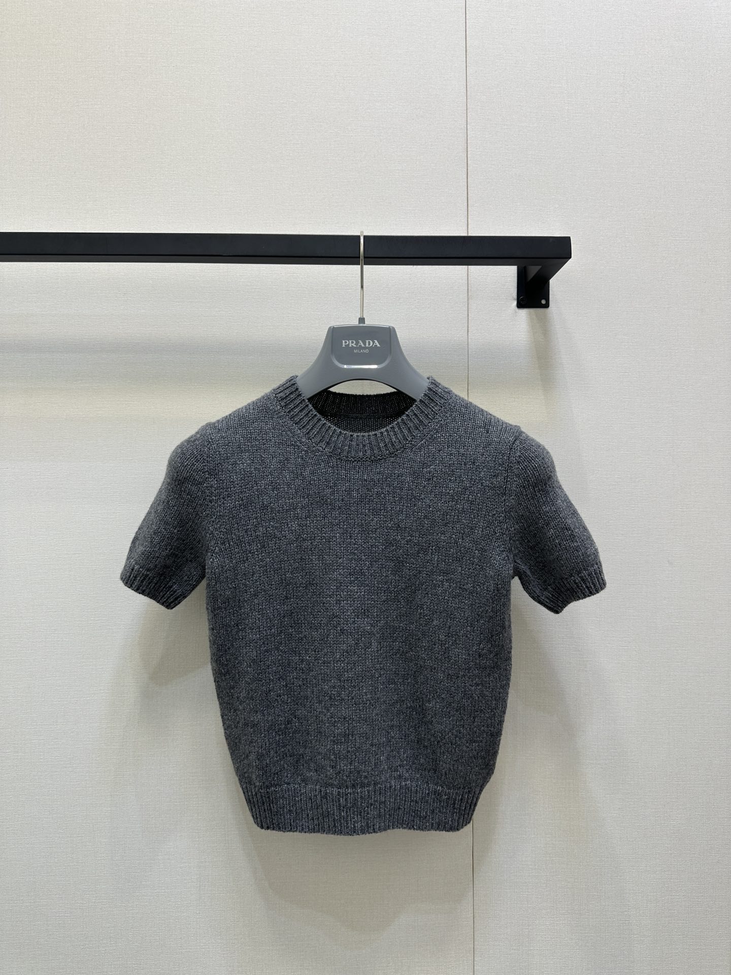 NO:507467,Prar*25Fw early autumn new style retro cashmere knitted short-sleeved top exclusively developed!  High-end production!  The best practical wearer in the autumn. The layerable series. All the quality of the edition!  Fine colored cashmere yarn, all the colors are very positive, small style, single wear or inner wear are very good, texture is visible to the naked eye, details are online, spot SML large-scale real shot, prada, T-shirt, alexander wang19860909Prar*25Fw早秋新款 复古羊绒针织短袖上衣 独家开发！高版出品！入秋的最佳实穿选手 可叠穿的系列 全部对版品质！定染细腻的羊绒纱线 颜色都很正 小版型 单穿或者内搭都很可 质感肉眼可见 细节在线 现货SML大货实拍,,prada,T-shirt,alexander wang,Women's clothing