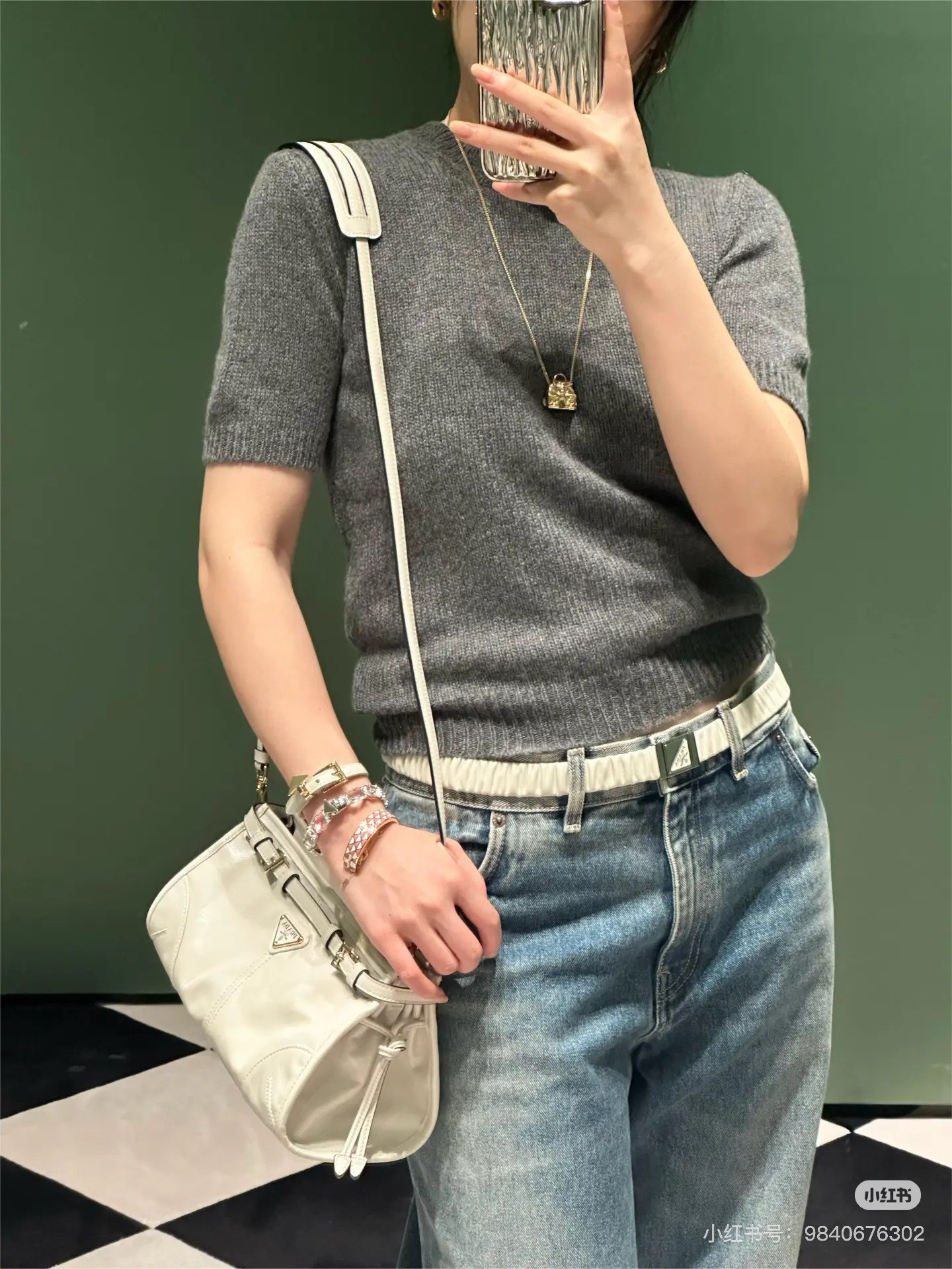 NO:507468,Prar*25Fw early autumn new style retro cashmere knitted short-sleeved top exclusively developed!  High-end production!  The best practical wearer in the autumn. The layerable series. All the quality of the edition!  Fine colored cashmere yarn, all the colors are very positive, small style, single wear or inner wear are very good, texture is visible to the naked eye, details are online SML, prada, T-shirt, alexander wang19860909Prar*25Fw早秋新款 复古羊绒针织短袖上衣 独家开发！高版出品！入秋的最佳实穿选手 可叠穿的系列 全部对版品质！定染细腻的羊绒纱线 颜色都很正 小版型 单穿或者内搭都很可 质感肉眼可见 细节在线 现货SML,,prada,T-shirt,alexander wang,Women's clothing