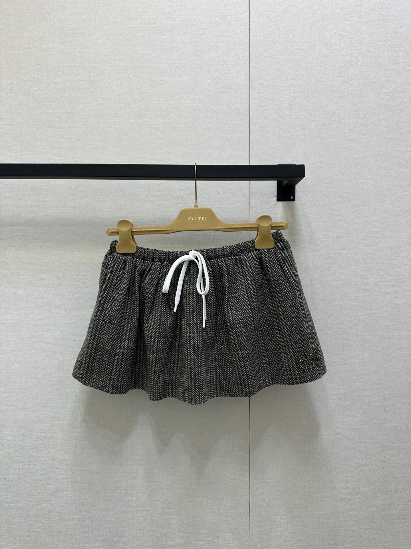 NO:507470,MiuMi* 25FW early autumn new style retro drawstring tie mini A-line flared skirt丨Exclusive yb development!  High-end production!  There are also matching Christmas sweaters!  Classic herringbone plaid fabric, mixed with dark brown tones and fine plaid lines, with a retro filter, as if coming out of the old pictorial. The drawstring lace design embellishes pure white, injecting playful vitality into the retro background, while taking into account the comfort of casual adjustment; the mini A-shaped trumpet silhouette, neatly cut out the agile skirt hem, and youthful curves are ripped during walking, cleverly blending the charm of MIU girls with the elegance of retro. Spot SML real shots, miumiu, skirts, sweaters, alexander wang19860909MiuMi* 25FW早秋新款 复古抽绳系带迷你A字喇叭半裙丨独家yb开发！高版出品！配套圣诞毛衣也有出！采用经典人字纹格纹面料,杂糅深浅棕调与细密格纹线条,自带复古滤镜,仿佛从旧时光画报中走出.抽绳系带设计点缀纯净白色,在复古底色中注入俏皮活力,同时兼顾随性调节的舒适感；迷你A字喇叭廓形,利落剪裁勾勒出灵动裙摆,行走间漾起青春弧度,将MIU系少女的娇俏与复古的雅致巧妙融合.现货SML大货实拍,,miumiu,skirts,sweaters,alexander wang,Women's clothing