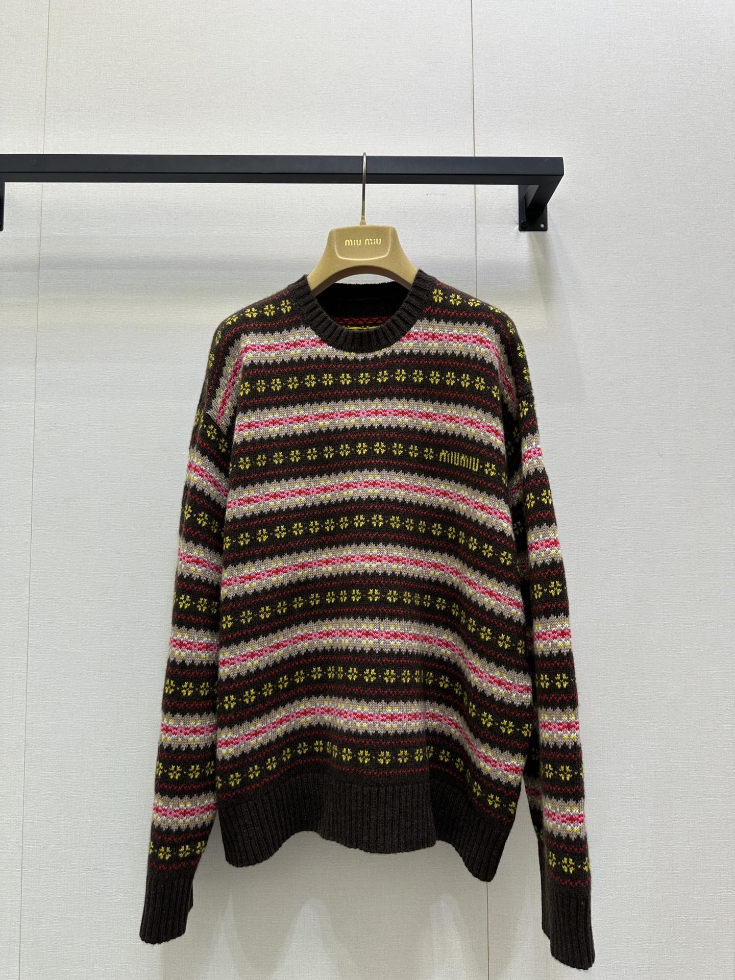 NO:507474,Miu's retro striped sweater directly fills the winter atmosphere. The dark brown striped style has a rich and retro color scheme, like wearing an autumn forest. The small patterns are so delicate. The small miu's logo is low-key and expensive. It is full of literary and artistic feeling when wearing a skirt. Walking on the street, the turnover rate is directly over~ The khaki strips are gentle like milk tea and marshmallows. The blue and red striped contrasting colors are super eye-catching. The small patterns and color matching are perfectly matched. When paired with jeans, the sweet and cool feeling is full. The knitted fabric is soft and skin-friendly. It is super comfortable to wear with close body. It is warm and fashionable when wearing a coat inside. It is layered. Whether it is a sweet girl or a cool girl, you can wear it in your own style. You can't miss this one!  SML spot big goods real shot, miumiu, skirts, jeans, sweaters, alexander wang19860909Miu复古条纹毛衣直接把冬日氛围感拉满 深棕条纹款配色浓郁又复古,像把秋日森林穿身上,小花纹精致到不行,小miu标低调又显贵 搭半身裙 文艺感爆棚,走在街上,回头率直接爆表~ 卡其条温柔得像奶茶棉花糖,蓝红条纹撞色超吸睛,小花纹和配色完美适配,搭牛仔裤,甜酷感拉满,针织面料软糯亲肤,贴身穿超舒服,冬天单穿保暖又时髦,内搭大衣,层次感拿捏,不管是甜妹还是酷姐,都能穿出自己的风格,不能错过这款哦！SML现货大货实拍,,miumiu,skirts,jeans,sweaters,alexander wang,Women's clothing