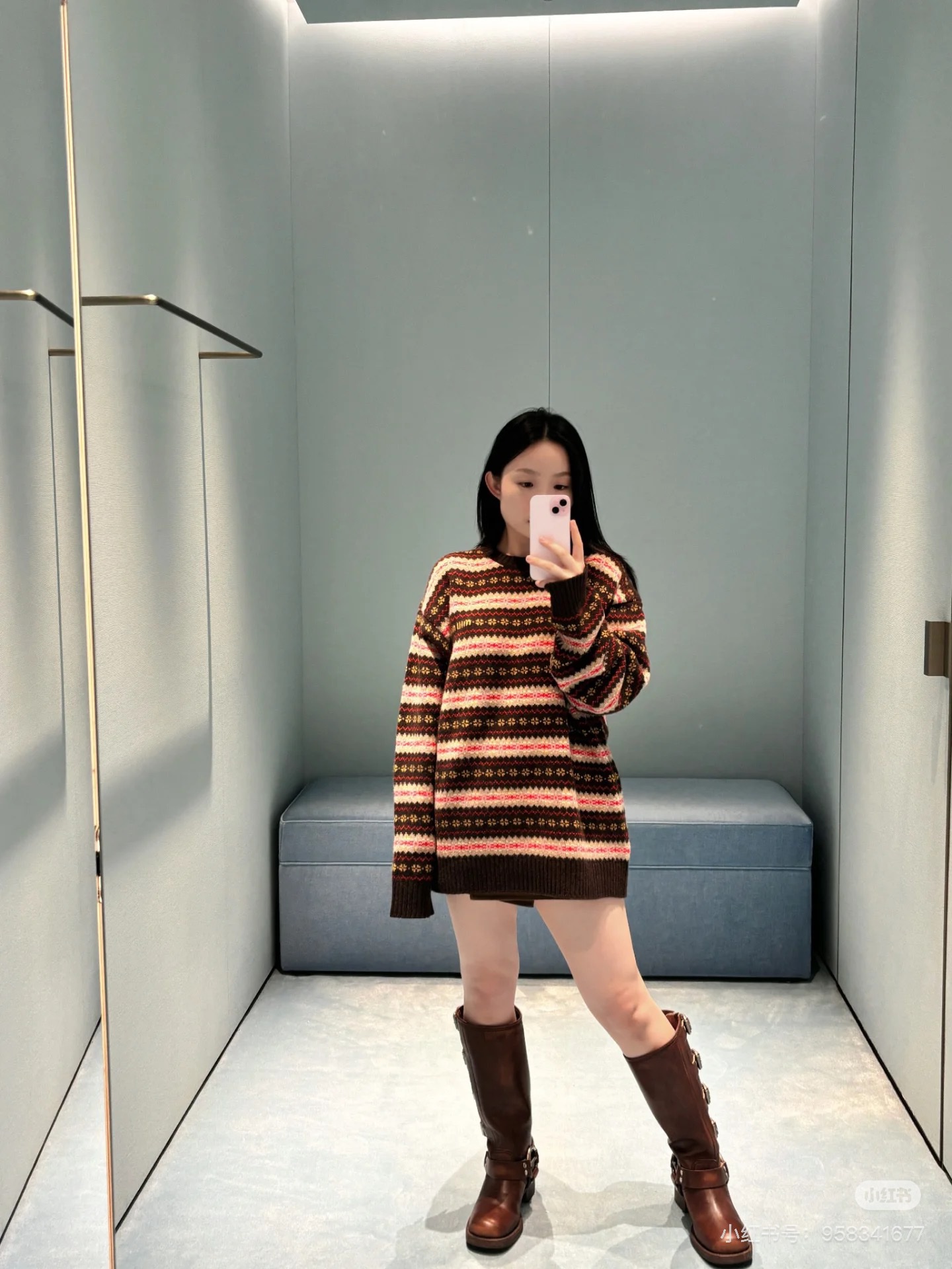 NO:507475,Miu's retro striped sweater directly fills the winter atmosphere. The dark brown striped style has a rich and retro color scheme, like wearing an autumn forest. The small patterns are so delicate. The small miu's logo is low-key and expensive. It is full of literary and artistic feeling when wearing a skirt. Walking on the street, the turnover rate is directly over~ The khaki strips are gentle like milk tea and marshmallows. The blue and red striped contrasting colors are super eye-catching. The small patterns and color matching are perfectly matched. When paired with jeans, the sweet and cool feeling is full. The knitted fabric is soft and skin-friendly. It is super comfortable to wear with close body. It is warm and fashionable when wearing a coat inside. It is layered. Whether it is a sweet girl or a cool girl, you can wear it in your own style. You can't miss this one!  SML spot, miumiu, skirts, jeans, sweaters, alexander wang19860909Miu复古条纹毛衣直接把冬日氛围感拉满 深棕条纹款配色浓郁又复古,像把秋日森林穿身上,小花纹精致到不行,小miu标低调又显贵 搭半身裙 文艺感爆棚,走在街上,回头率直接爆表~ 卡其条温柔得像奶茶棉花糖,蓝红条纹撞色超吸睛,小花纹和配色完美适配,搭牛仔裤,甜酷感拉满,针织面料软糯亲肤,贴身穿超舒服,冬天单穿保暖又时髦,内搭大衣,层次感拿捏,不管是甜妹还是酷姐,都能穿出自己的风格,不能错过这款哦！SML现货,,miumiu,skirts,jeans,sweaters,alexander wang,Women's clothing
