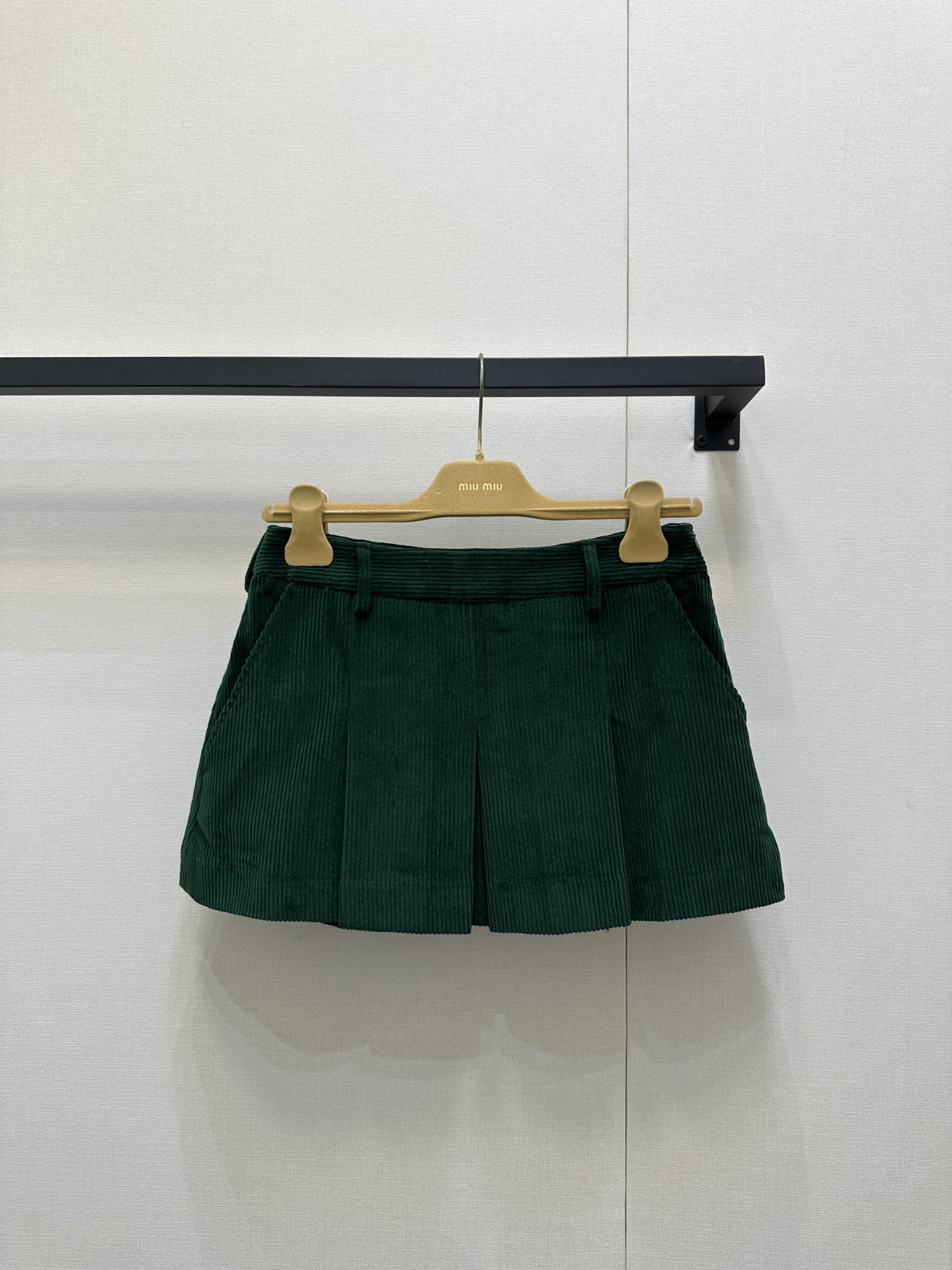 NO:507477,Miumi* 25Fw early autumn new style, intellectual molecular college style corduroy pleated skirt, original development!  High-end production!  Determinely dyed gem green!  Sweet and cool, age-reducing outfits. Not picky, the upper body looks huge and slim!  Custom imported corduroy fabric has a great texture!  Full positioning of strip tailoring technology, perfect workmanship quality depends on details!  Spot SML real-time photos, miumiu, skirts, alexander wang19860909Miumi* 25Fw早秋新款 知性分子学院风灯芯绒压褶半裙 原版开发！高版出品！定染宝石绿！甜酷兼备减龄穿搭.不挑人 版型上身巨显瘦！定制进口灯芯绒面料质感超赞！全定位对条剪裁工艺,完美做工品质看细节！现货 SML大货实拍,,miumiu,skirts,alexander wang,Women's clothing