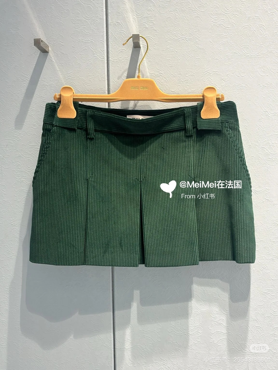 NO:549025,Miumi* 25Fw early autumn new style, intellectual molecular college style corduroy pleated skirt, original development!  High-end production!  Determinely dyed gem green!  Sweet and cool, age-reducing outfits. Not picky, the upper body looks huge and slim!  Custom imported corduroy fabric has a great texture!  Full positioning of strip tailoring technology, perfect workmanship quality depends on details!  Spot SML, miumiu, skirts, alexander wang19860909Miumi* 25Fw早秋新款 知性分子学院风灯芯绒压褶半裙 原版开发！高版出品！定染宝石绿！甜酷兼备减龄穿搭.不挑人 版型上身巨显瘦！定制进口灯芯绒面料质感超赞！全定位对条剪裁工艺,完美做工品质看细节！现货 SML,,miumiu,skirts,alexander wang,Women's clothing
