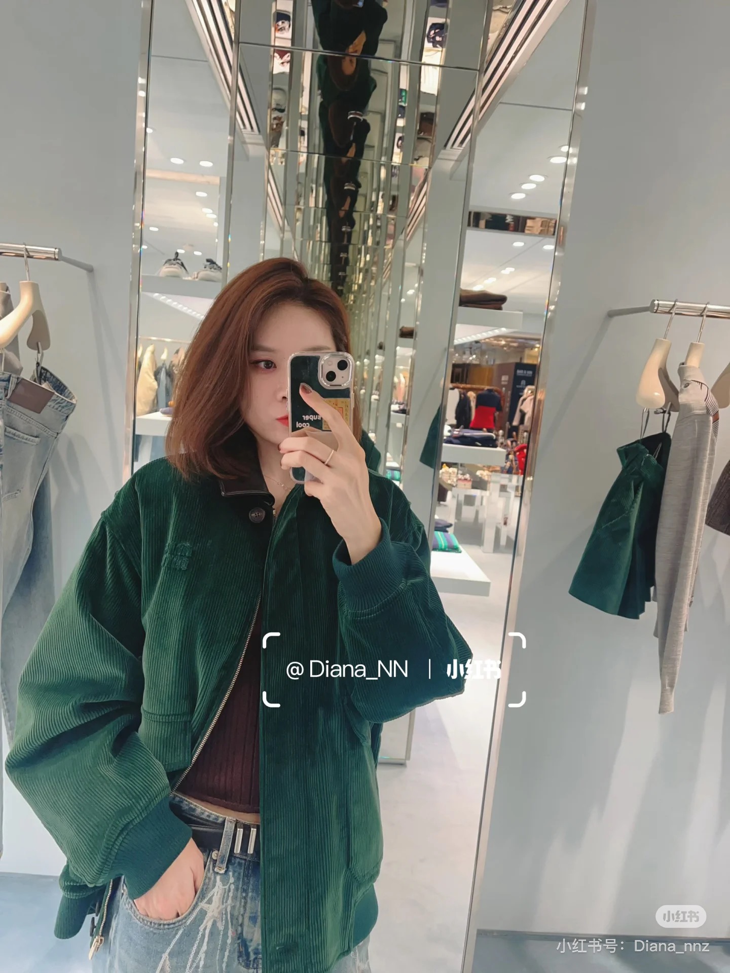 NO:548986,Miumi* 25Fw early autumn new style Intellectual Molecular Academy style corduroy jacket original development!  High-end production!  Leather collar splicing, fixed dyed gem green!  Sweet and cool, age-reducing outfit. It has a loose shoulders and no picky style. It looks huge and slim on the upper body!  Custom imported corduroy fabric has a great texture!  Full positioning of strip tailoring technology, perfect workmanship quality depends on details!  Same style for men and women Spot SML,,miumiu,jackets & coats,jackets & coats,alexander wang19860909Miumi* 25Fw早秋新款 知性分子学院风灯芯绒夹克外套 原版开发！高版出品！皮领拼接 定染宝石绿！甜酷兼备减龄穿搭.落肩宽松不挑人版型上身巨显瘦！定制进口灯芯绒面料质感超赞！全定位对条剪裁工艺,完美做工品质看细节！男女同款 现货 SML,,miumiu,jackets & coats,jackets & coats,alexander wang,Women's clothing