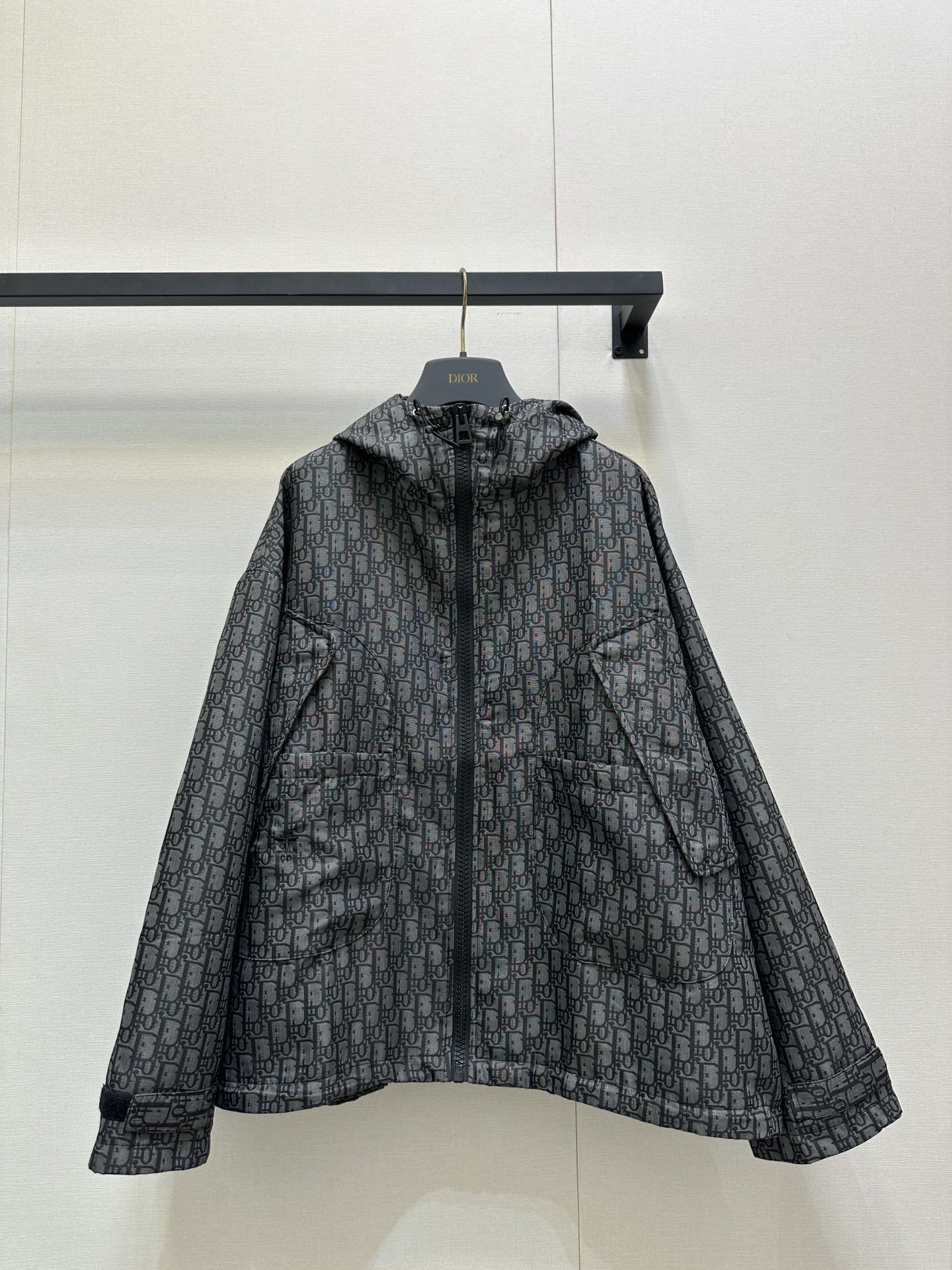 NO:507482,Jacket Dio*2025 new hooded jacquard jacket skirt suit Customized YB imported jacquard charge material, texture gloss, crisp and stylish Hooded drawstring jacket skirt suit Open-clad zipper Velcro adjustable cuffs, easy to put on and take off Large body full of old money-like letter jacquard pattern, matching with detailed drawstrings to add casual and fashionable feeling, matched with the same series of trousers and skirts, jacquard echoes up and down, one-piece cover is fixed with side snaps, brand logo highlights fashionable and fashionable outfit, accurate version, high-version SML large-scale real shot,,dior, skirts, jackets & coats,hats,alexander wang19860909外套 Dio*2025新品连帽提花外套裙裤套装 定制YB进口提花冲锋材质 质感光泽 挺括有型 连帽抽绳外套 裙裤套装 开襟拉链魔术贴可调节袖口 便于穿脱 大身满铺老钱感字母提花图案 配合细节抽绳 增添休闲时尚感 搭配同系列裤裙 提花上下呼应 一片式遮挡以侧面按扣固定 品牌徽标彰显时髦潮流定位 穿搭时髦洋气 认准版本 高版本 SML大货实拍,,dior,skirts,jackets & coats,hats,alexander wang,Women's clothing