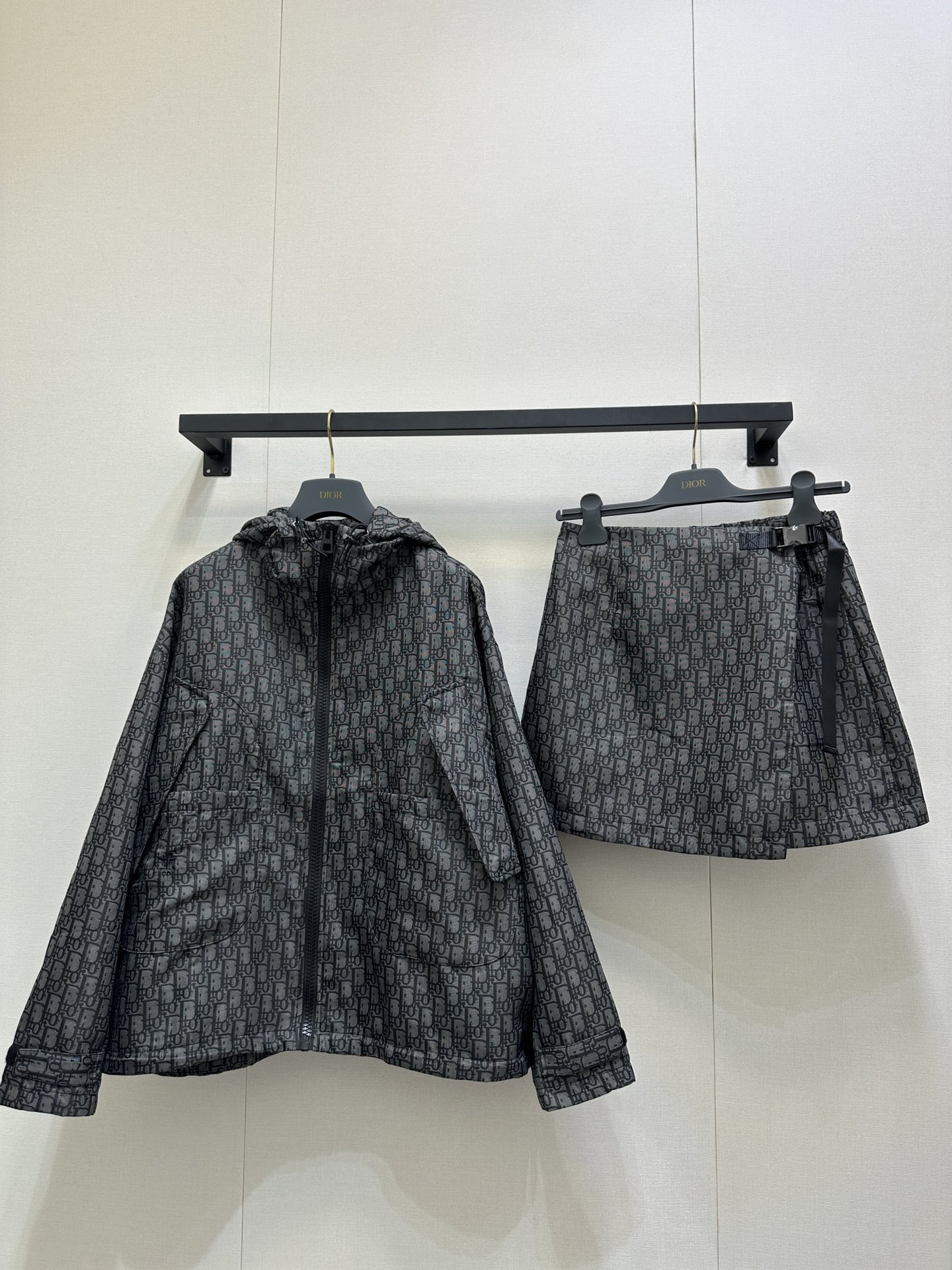 NO:507485,(Pants and skirts) Dio*2025 new hooded jacquard jacket skirt suit Customized YB imported jacquard charge material Texture gloss Clever and stylish Hooded drawstring jacket Skirt and skirt suit Open-clad zipper Velcro adjustable cuffs Easy to put on and take off Large body full of old money-like letter jacquard pattern Combined with details drawstrings to add casual and fashionable feeling Matched with the same series of trousers and skirts jacquard echoes up and down One-piece cover is fixed with side snaps The brand logo highlights the fashionable and fashionable outfit Definite version High-version SML large-scale real shots, Dior, skirts, jackets & coats, Hats, alexander wang19860909（裤裙） Dio*2025新品连帽提花外套裙裤套装 定制YB进口提花冲锋材质 质感光泽 挺括有型 连帽抽绳外套 裙裤套装 开襟拉链魔术贴可调节袖口 便于穿脱 大身满铺老钱感字母提花图案 配合细节抽绳 增添休闲时尚感 搭配同系列裤裙 提花上下呼应 一片式遮挡以侧面按扣固定 品牌徽标彰显时髦潮流定位 穿搭时髦洋气 认准版本 高版本 SML大货实拍,,dior,skirts,jackets & coats,hats,alexander wang,Women's clothing