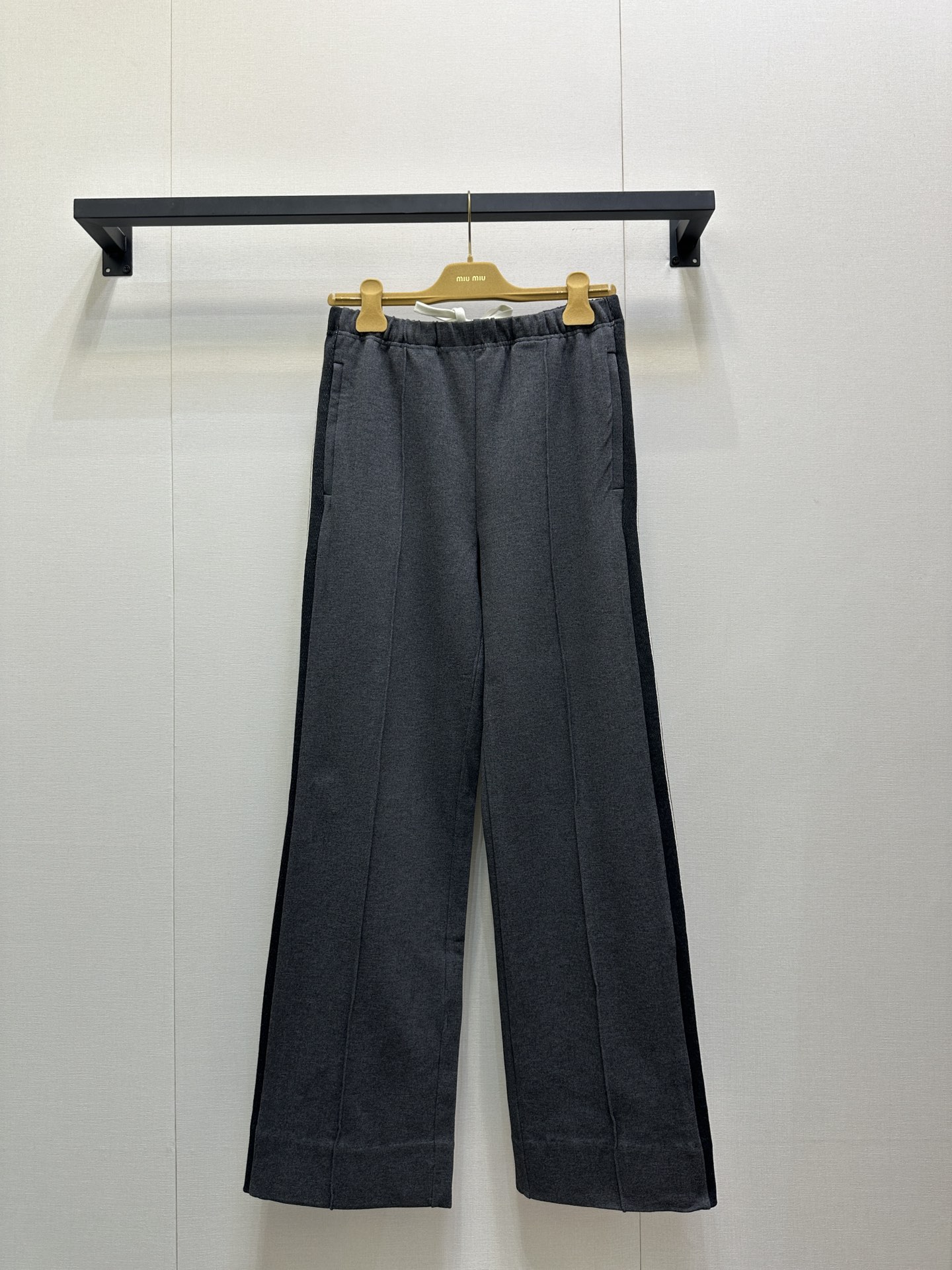 NO:508207,(Pants) Miumi* 25Fw early autumn new style Maillard color webbing casual trousers丨Original development!  High-end production!  Gauge re-customized dense woven fabric, color-blocked webbing design on both sides of the trouser body, elastic waist drawstring design, three-dimensional letter logo design on the right back of the trouser body, custom hardware accessories, workmanship quality depends on details. SML large-scale goods are available in stock,,miumiu,alexander wang19860909（裤子） Miumi* 25Fw早秋新款 美拉德色系织带休闲长裤丨原版开发！高版出品！高克重定制密织面料 裤身两侧饰有拼色织带设计 腰身松紧腰抽绳设计 裤身右侧背部有立体字母徽标设计 定制五金辅料 做工品质看细节.现货发售SML大货实拍,,miumiu,alexander wang,Women's clothing