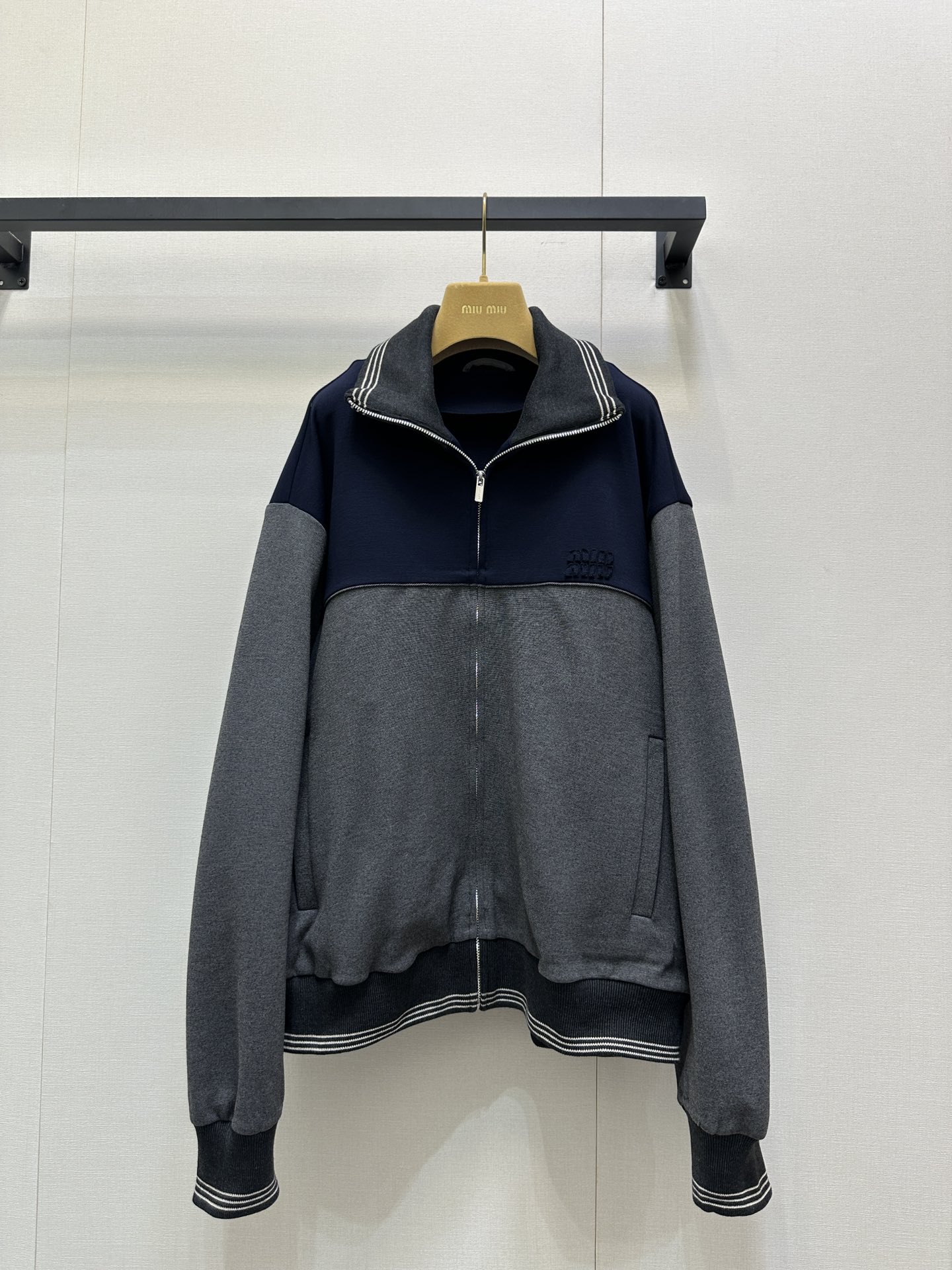 NO:508194,Miumi* 25Fw early autumn new style Maillard color spliced ​​zipper jacket original development!  High-end production!  Custom fabrics, with a certain sense of weight when you get it, Gao Ke heavy fabrics are tightly weaved, spliced ​​contrasting design, three-dimensional letter logo design on the neckline, custom hardware accessories, same style for men and women, babies, hurry up and arrange [let me see] SML large-scale goods on sale in stock,,miumiu, jackets & coats,alexander wang19860909Miumi* 25Fw早秋新款 美拉德色系拼接拉链外套 原版开发！高版出品！定制面料 拿到手有一定的分量感 高克重面料密织 拼接撞色设计 领口饰有立体字母徽标设计 定制五金辅料 男女同款 宝宝们 赶紧安排上[让我看看]现货发售SML大货实拍,,miumiu,jackets & coats,alexander wang,Women's clothing