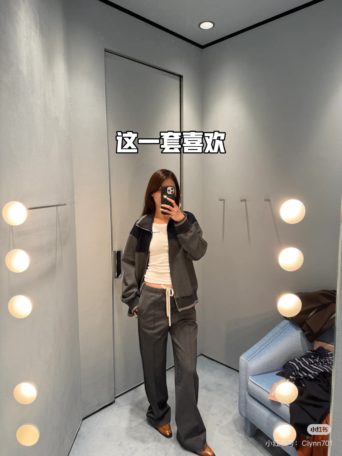 NO:508211,(Pants) Miumi* 25Fw early autumn new style Maillard color webbing casual trousers丨Original development!  High-end production!  Gauge re-customized dense woven fabric, color-blocked webbing design on both sides of the trouser body, elastic waist drawstring design, three-dimensional letter logo design on the right back of the trouser body, custom hardware accessories, workmanship quality depends on details. SML, miumiu, alexander wang is available in stock19860909（裤子） Miumi* 25Fw早秋新款 美拉德色系织带休闲长裤丨原版开发！高版出品！高克重定制密织面料 裤身两侧饰有拼色织带设计 腰身松紧腰抽绳设计 裤身右侧背部有立体字母徽标设计 定制五金辅料 做工品质看细节.现货发售SML,,miumiu,alexander wang,Women's clothing