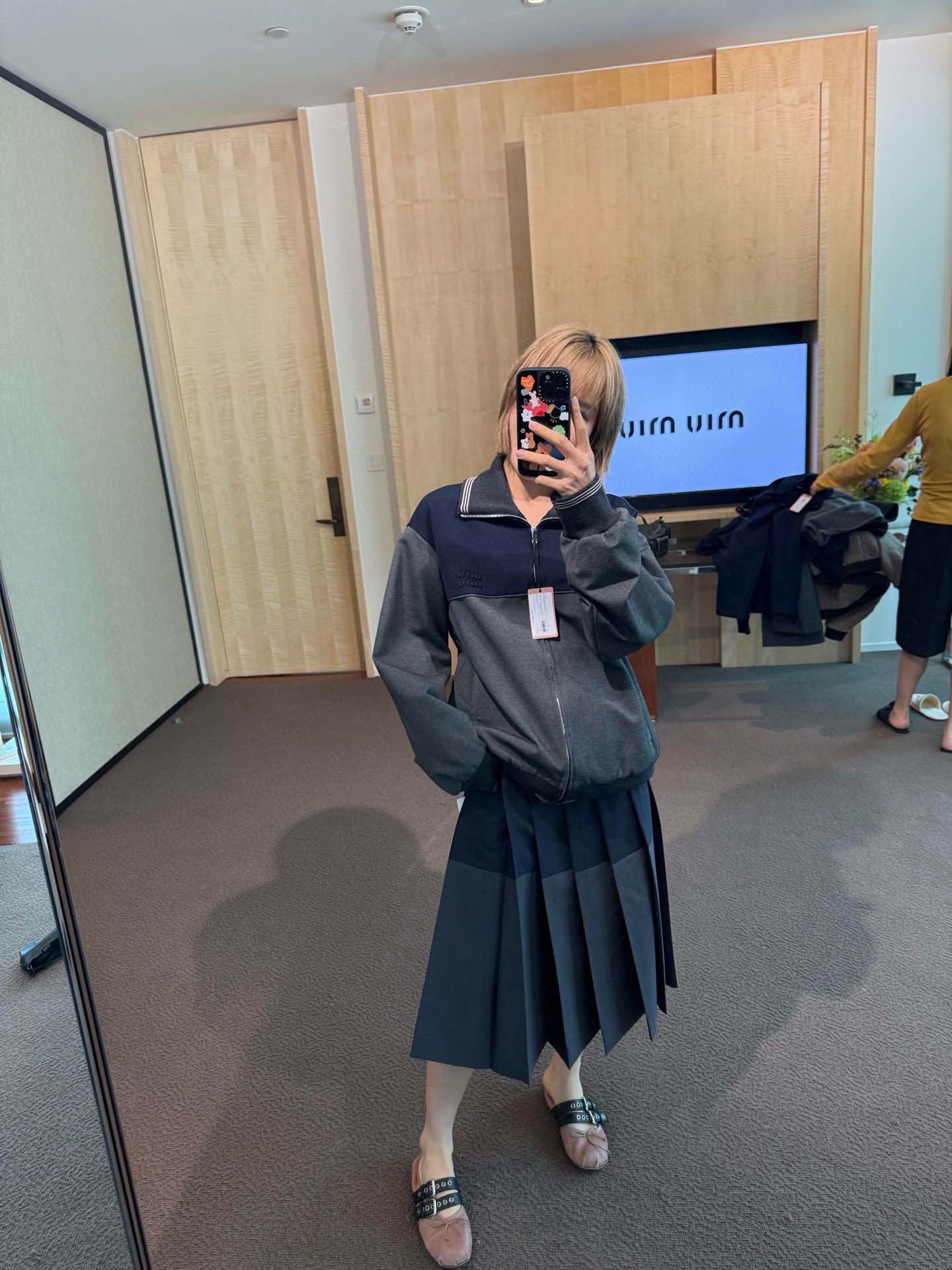 NO:508198,Miumi* 25Fw early autumn new style Maillard color spliced ​​zipper jacket original development!  High-end production!  Custom fabrics, with a certain sense of weight when you get it. High weight fabrics are densely weaved. Contrasted color design. The neckline is decorated with three-dimensional letter logo design. Custom hardware accessories. The same style as men and women. Babies. Quickly arrange it [let me see] SML on sale in stock,,miumiu, jackets & coats,alexander wang19860909Miumi* 25Fw早秋新款 美拉德色系拼接拉链外套 原版开发！高版出品！定制面料 拿到手有一定的分量感 高克重面料密织 拼接撞色设计 领口饰有立体字母徽标设计 定制五金辅料 男女同款 宝宝们 赶紧安排上[让我看看]现货发售SML,,miumiu,jackets & coats,alexander wang,Women's clothing