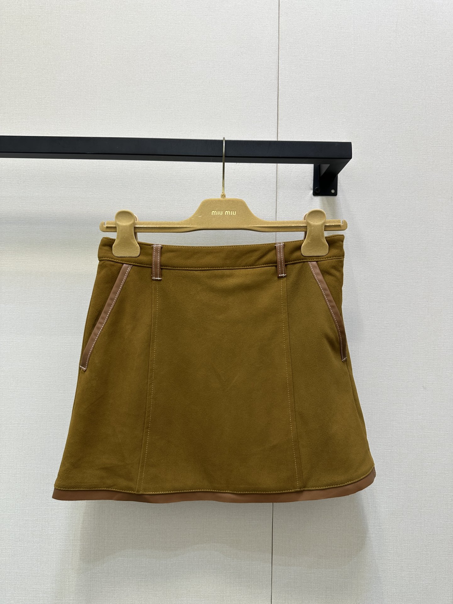 NO:508200,(Skirt) Miumi* 25Ss autumn and winter new style, spliced ​​cowhide leather embroidered sheepskin velvet triangle strapless vest original development!  High-end production!  A must-have item for hot girls!  The photo is super chicky and fashionable!  Absolutely unique. One set of heavy industry technology is complicated in workmanship!  The details are perfect!  It's really beautiful~ Jimei, rush to the duck!  Spot SML big-ticket real shot, miumiu, skirts, cowhide, sheepskin, alexander wang19860909（半裙）Miumi* 25Ss秋冬新款 拼接牛皮革刺绣羊皮绒三角抹胸背心 原版开发！高版出品！辣妹女孩们必入单品！拍照超鸡具有时髦感！绝对的与众不同 一套都是重工工艺 做工复杂！细节也做到完美！真的非常好看～集美们 冲鸭！现货 SML大货实拍,,miumiu,skirts,cowhide,sheepskin,alexander wang,Women's clothing