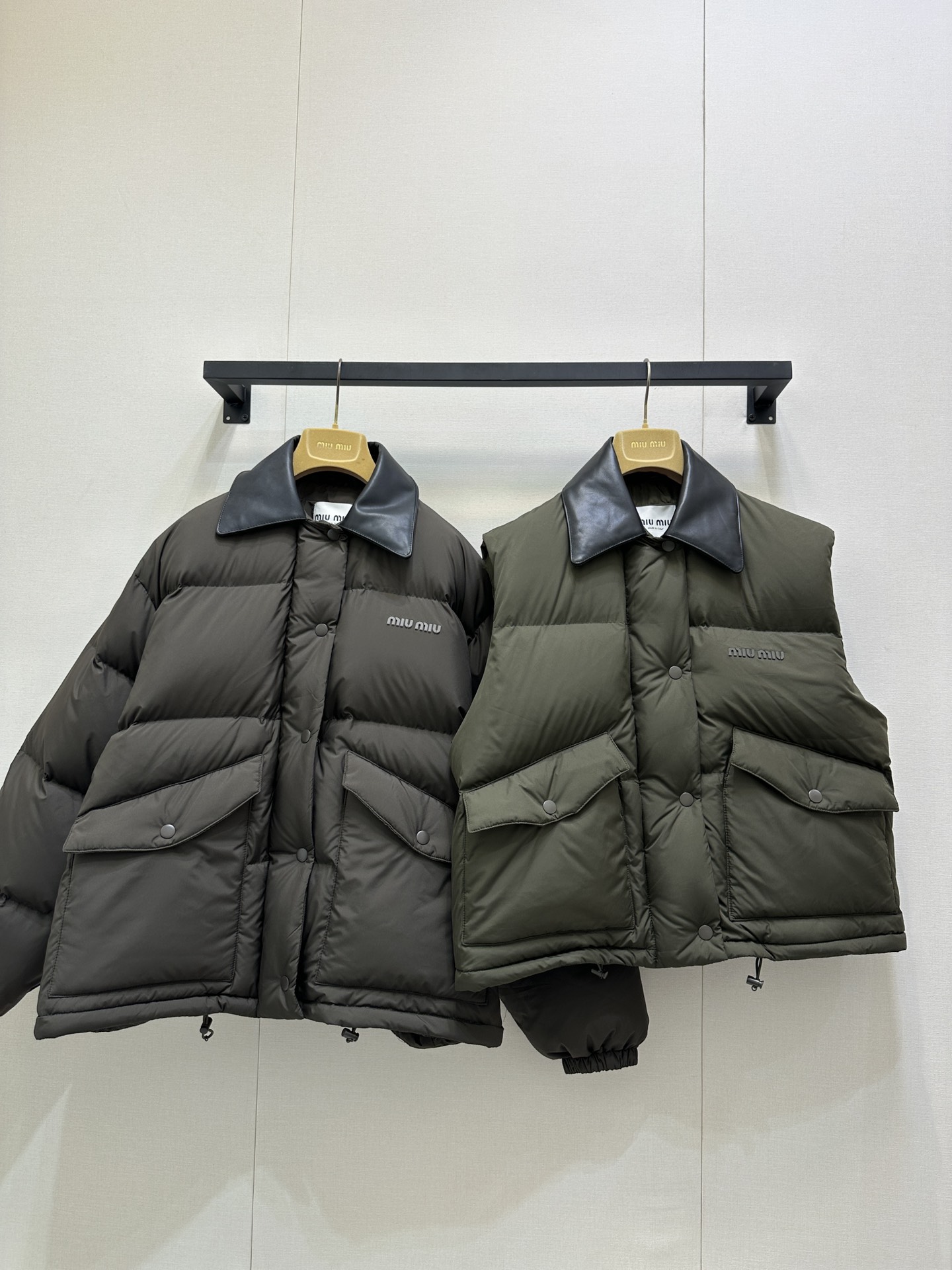 NO:508192,With dust bag Miu*25Fw early autumn new style, military green vest down jacket, original development!  High-end production!  The collar is really cowhide and spliced. This down jacket and vest is so amazing. Classic military green, with a retro tone, fluffy and light, warm and not bloated. It is casual and stylish. It is also covered with textured bags, and the details are full. It is very suitable for daily outing or layering. It is a whole lot of love for this relaxed outfit. SML large-scale real shots, miumiu, down jacket, cowhide, alexander wang19860909配防尘袋Miu*25Fw早秋新款 军绿色马甲羽绒服 原版开发！高版出品！领子真牛皮拼接 这件羽绒服马甲太绝啦～经典军绿色,自带复古腔调,蓬松又轻盈,保暖还不显臃肿.随性又有范儿,再挎上质感包包,细节拉满,日常出街或者叠穿都超合适,一整个爱住这种松弛感穿搭现货SML大货实拍,,miumiu,down jacket,cowhide,alexander wang,Women's clothing