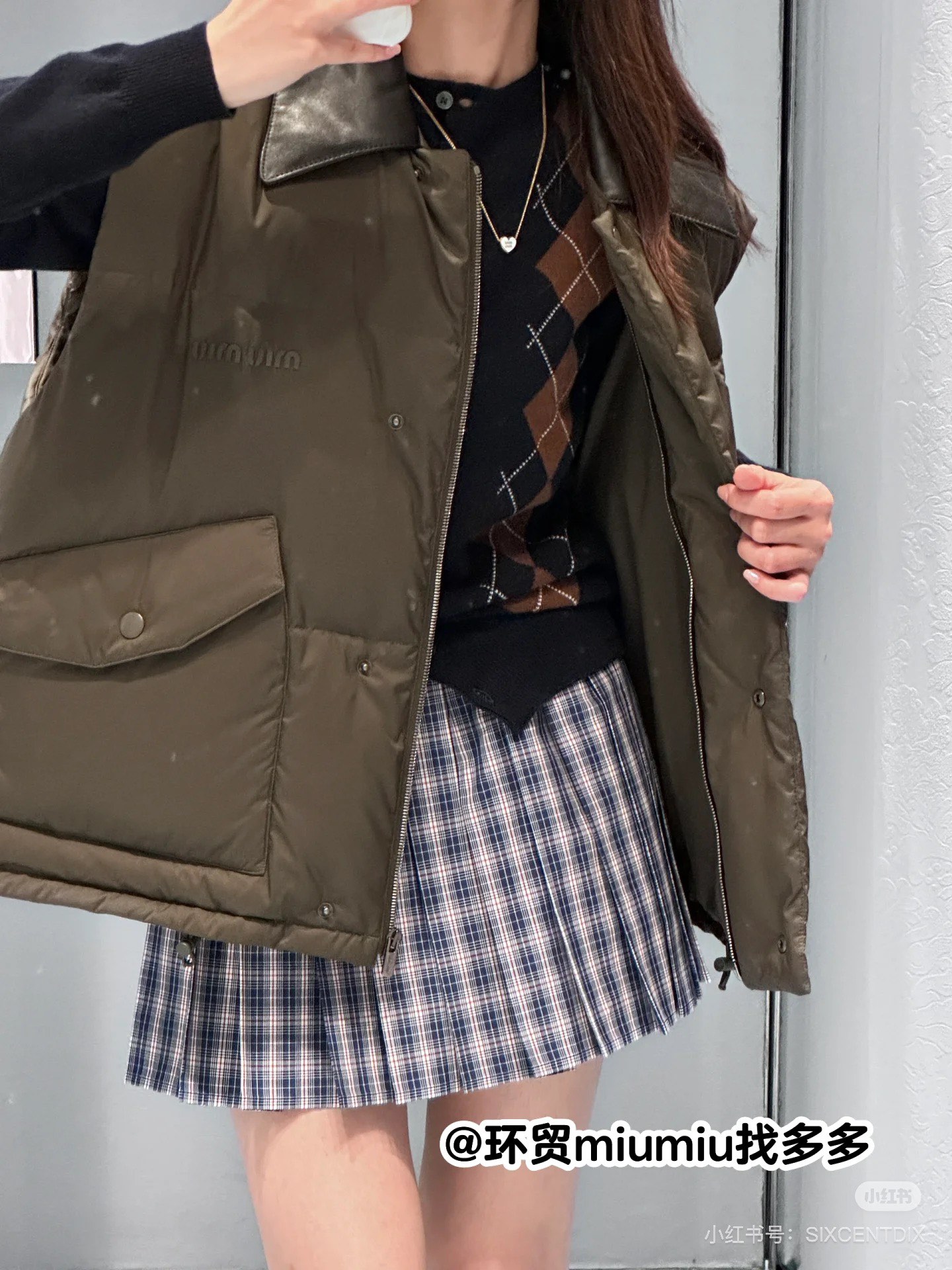 NO:508195,Miu*25Fw early autumn new style military green vest down jacket original development!  High-end production!  The collar is really cowhide and spliced. This down jacket and vest is so amazing. Classic military green, with a retro tone, fluffy and light, warm and not bloated. It is casual and stylish. It is also covered with textured bags, and the details are full. It is very suitable for daily outing or layering. It is a whole lot of love for this relaxed outfit. SML, miumiu, down jacket, cowhide, alexander wang19860909Miu*25Fw早秋新款 军绿色马甲羽绒服 原版开发！高版出品！领子真牛皮拼接 这件羽绒服马甲太绝啦～经典军绿色,自带复古腔调,蓬松又轻盈,保暖还不显臃肿.随性又有范儿,再挎上质感包包,细节拉满,日常出街或者叠穿都超合适,一整个爱住这种松弛感穿搭现货SML,,miumiu,down jacket,cowhide,alexander wang,Women's clothing