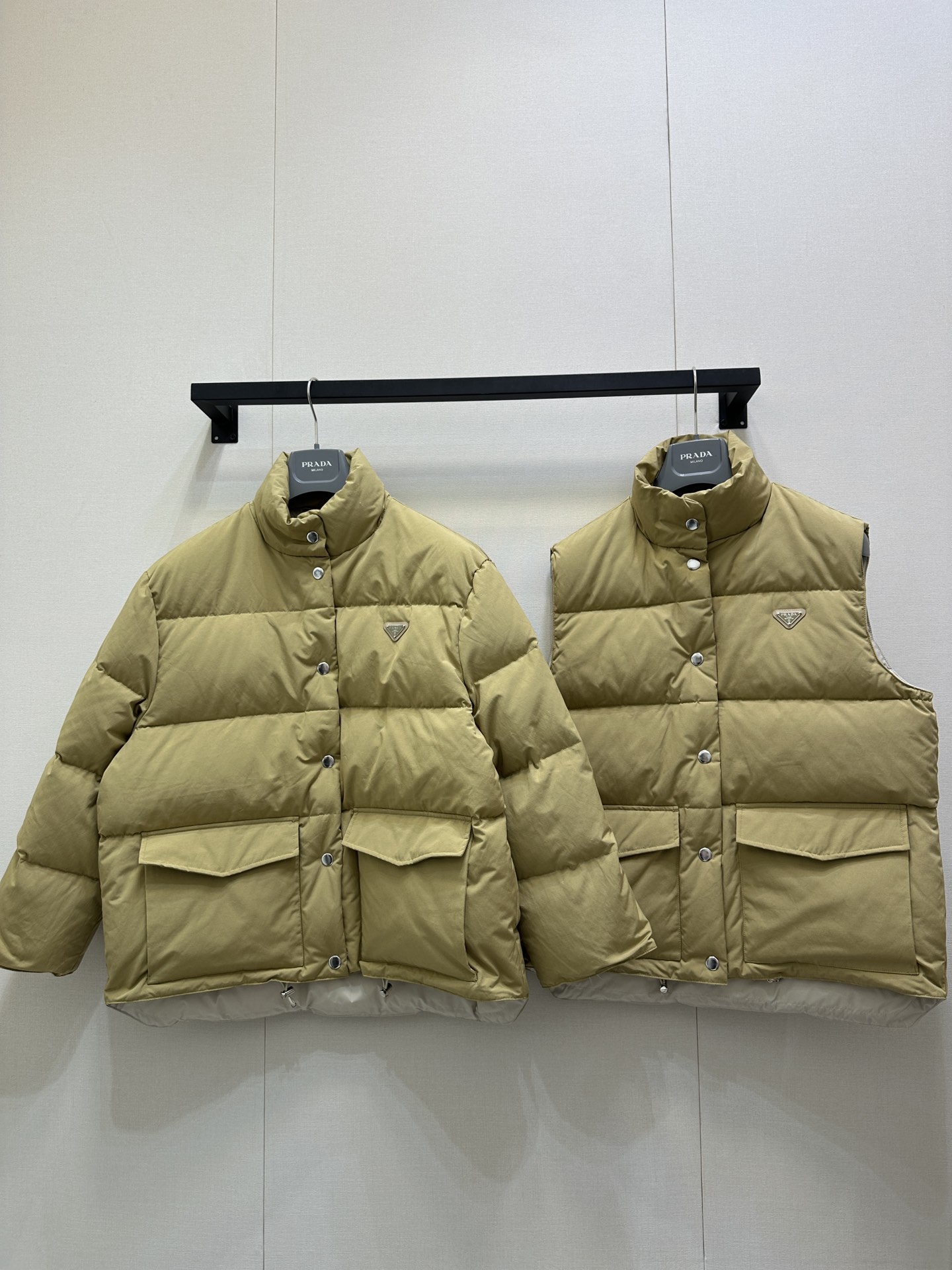 NO:517559,With dust bag Prad*2025 new stand-up collar down vest original development high-version production recycled nylon blend material, perfectly restored YB quality, white goose velvet filled inner lining, light and warm, flip pocket vest style, rectangular embossed stand-up collar design, fashionable and warm, iconic triangular metal on the chest as decoration, running through the brand concept, integrating warmth and fashionable, short front and long back with drawstring adjustment, get rid of the traditional bloated feeling, the first choice for layering in autumn and winter, identify the version Fleece filling standard: national standard 90 velvet filling: white goose velvet high version SML large-scale real shot, prada, down jacket, alexander wang19860909配防尘袋Prad*2025新品立领羽绒马甲 原版开发 高版出品 再生尼龙混纺材质,完美还原YB品相,白鹅绒填充内里,整件轻盈保暖,翻盖口袋马甲版型,长方格压纹立领设计,时尚保暖,胸前标志性三角金属作为装饰,贯穿品牌理念 集保暖与时髦一体,前短后长配抽绳调节,摆脱传统臃肿感,秋冬叠穿首选,认准版本 充绒标准:国标90绒 充绒物:白鹅绒 高版本 SML大货实拍,,prada,down jacket,alexander wang,Women's clothing