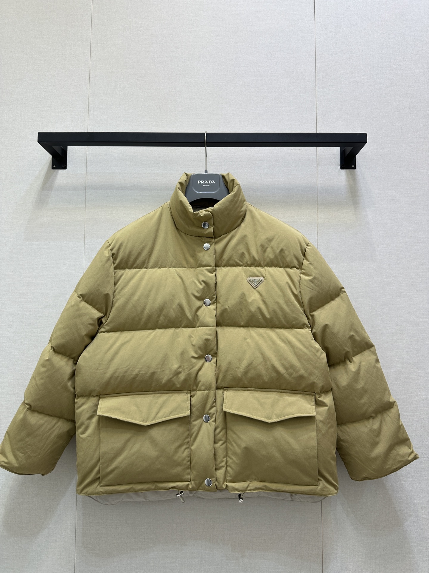 NO:517567,With dust bag Prad*2025 new stand-up collar down jacket original development High-version production Recycled nylon blend material, perfect restoration of YB quality, white goose velvet filled inner, the whole piece is light and warm, the flip pocket loose style, rectangular embossed stand-up collar design, fashionable and warm, the iconic triangular metal on the chest as decoration, running through the brand concept, integrating warmth and fashionable, short front and long back with drawstring adjustment, get rid of the traditional bloated feeling, the first choice for layering in autumn and winter, and the correct version Fleece filling standard: National standard 90 velvet filling: white goose velvet high version SML large-scale real shot, prada, jackets & coats, down jacket, alexander wang19860909配防尘袋Prad*2025新品立领羽绒服外套 原版开发 高版出品 再生尼龙混纺材质,完美还原YB品相,白鹅绒填充内里,整件轻盈保暖,翻盖口袋宽松版型,长方格压纹立领设计,时尚保暖,胸前标志性三角金属作为装饰,贯穿品牌理念 集保暖与时髦一体,前短后长配抽绳调节,摆脱传统臃肿感,秋冬叠穿首选,认准版本 充绒标准:国标90绒 充绒物:白鹅绒 高版本 SML大货实拍,,prada,jackets & coats,down jacket,alexander wang,Women's clothing