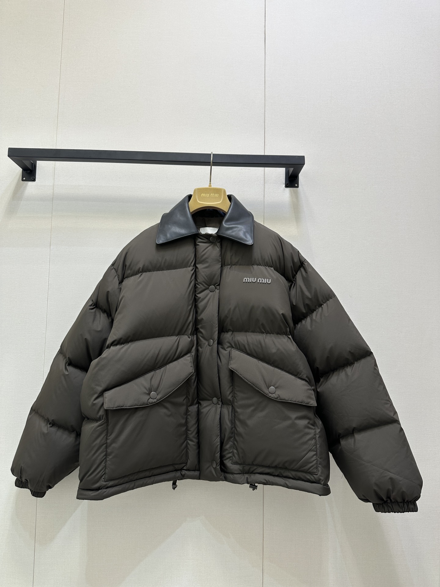 NO:517549,Equipped with dust bag (long style) high-end original single quality Miu25 autumn and winter counter synchronization!  Must-in this season!  This year's new color, brown, a jacket that cannot be missed!  The classic shoulder-falling silhouette is versatile and fashionable and high-end!  Low-key aristocratic temperament, real cowhide collar splicing, original customized national standard 90 white velvet can be verified!  Soft and soft as clouds. The original custom fabric is soft and comfortable with a soft texture and a super positive style!  Imported motorcycles do not run velvet. Original hardware accessories double zipper heads, logo logo leather design is perfectly detailed!  SML big-ticket real shots, miumiu, jackets & coats, down jacket, cowhide, alexander wang19860909配防尘袋（长款）高端原单品质Miu25秋冬专柜同步！本季必入！今年新色 棕色 不可错过的夹克羽绒服！经典落肩廓形百搭时髦又高级！低调贵族气质真牛皮领拼接 原版定制国标90白绒可验证！软乎乎的像云朵般柔软.原版定制面料质感软糯舒适,版型超正！进口机车法不跑绒.原版五金配件双拉链头,logo标识皮面设计重磅细节完美到位！SML大货实拍,,miumiu,jackets & coats,down jacket,cowhide,alexander wang,Women's clothing