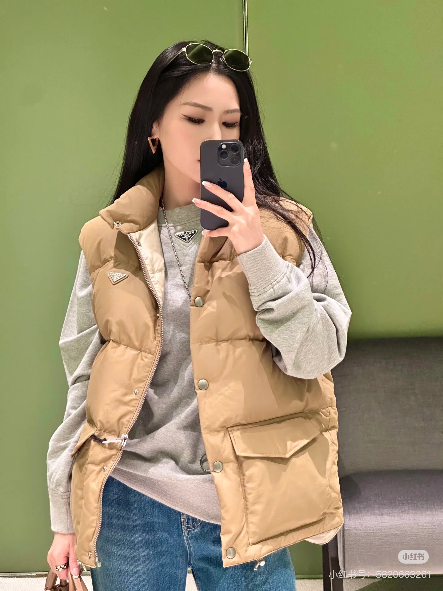 NO:517563,Prad*2025 new stand-up collar down vest original development high-version production recycled nylon blend material, perfectly restored YB quality, white goose velvet filled inner lining, light and warm, flip pocket vest style, rectangular embossed stand-up collar design, fashionable and warm, iconic triangular metal on the chest as decoration, running through the brand concept, integrating warmth and fashionable, short front and long back with drawstring adjustment, getting rid of the traditional bloated feeling, the first choice for layering in autumn and winter, identifying the version Fleece filling standard: national standard 90 velvet filling: white goose velvet high version SML, prada, down jacket, alexander wang19860909Prad*2025新品立领羽绒马甲 原版开发 高版出品 再生尼龙混纺材质,完美还原YB品相,白鹅绒填充内里,整件轻盈保暖,翻盖口袋马甲版型,长方格压纹立领设计,时尚保暖,胸前标志性三角金属作为装饰,贯穿品牌理念 集保暖与时髦一体,前短后长配抽绳调节,摆脱传统臃肿感,秋冬叠穿首选,认准版本 充绒标准:国标90绒 充绒物:白鹅绒 高版本 SML,,prada,down jacket,alexander wang,Women's clothing