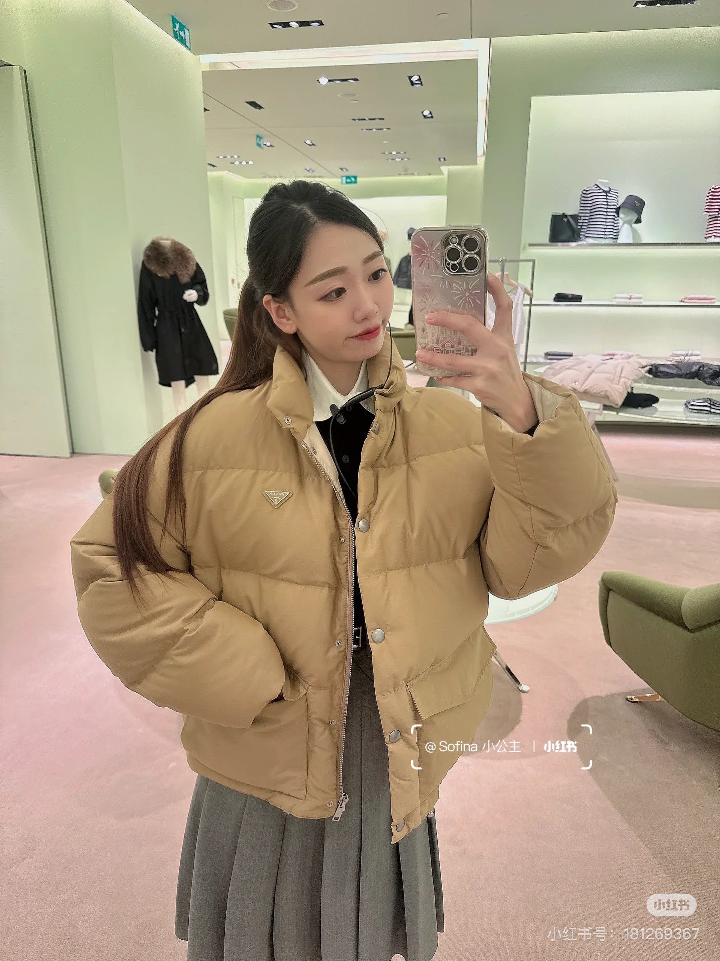 NO:517572,Prad*2025 new stand-up collar down jacket original development high-end production recycled nylon blend material, perfectly restored YB quality, white goose velvet filled inner, the whole piece is light and warm, the flip pocket loose style, rectangular embossed stand-up collar design, fashionable and warm, the iconic triangular metal on the chest as decoration, running through the brand concept, integrating warmth and fashionable, short front and long back with drawstring adjustment, get rid of the traditional bloated feeling, the first choice for layering in autumn and winter, and the correct version Fleece filling standard: national standard 90 velvet filling: white goose velvet high version SML, prada, jackets & coats, down jacket, alexander wang19860909Prad*2025新品立领羽绒服外套 原版开发 高版出品 再生尼龙混纺材质,完美还原YB品相,白鹅绒填充内里,整件轻盈保暖,翻盖口袋宽松版型,长方格压纹立领设计,时尚保暖,胸前标志性三角金属作为装饰,贯穿品牌理念 集保暖与时髦一体,前短后长配抽绳调节,摆脱传统臃肿感,秋冬叠穿首选,认准版本 充绒标准:国标90绒 充绒物:白鹅绒 高版本 SML,,prada,jackets & coats,down jacket,alexander wang,Women's clothing