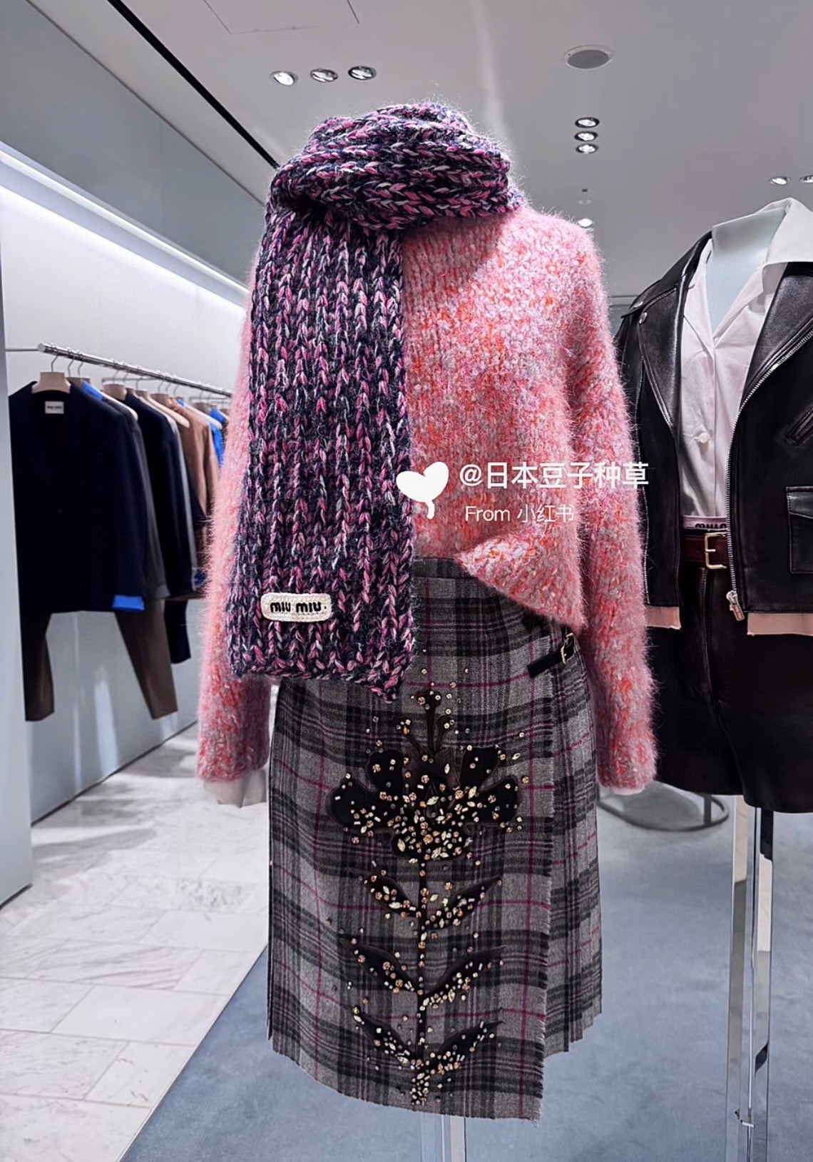 NO:517536,Miumi*2025 new twist knitted snowflake round neck sweater Customized YB cashmere wool knitted material High-quality texture Comfortable and stylish Zippered hooded jacket style Easy to put on and take off Lay a casual tone The whole body is interwoven to create a snowflake-like color richness. Combined with the letter logo on the chest, it highlights the brand tone and design layering. The upper body shows the slack and fashionable charm. Whether it is daily travel or casual commuting, it can easily control it Customized surface accessories. Accurate version Higher version 2 colors,,miumiu, jackets & coats,sweaters,hats,alexander wang19860909Miumi*2025新品麻花编织雪花色圆领毛衣 定制YB羊绒羊毛针织材质 质感高级 舒适有型 拉链连帽外套版型 穿脱方便 奠定休闲风基调 通体双色交织打造雪花般的色彩丰富度 配合胸前字母徽标 彰显品牌调性和设计层次感 上身尽显松弛时尚魅力 无论是日常出行还是休闲通勤 都能让你轻松驾驭 定制面辅料 认准版本 高版本 2色,,miumiu,jackets & coats,sweaters,hats,alexander wang,Women's clothing