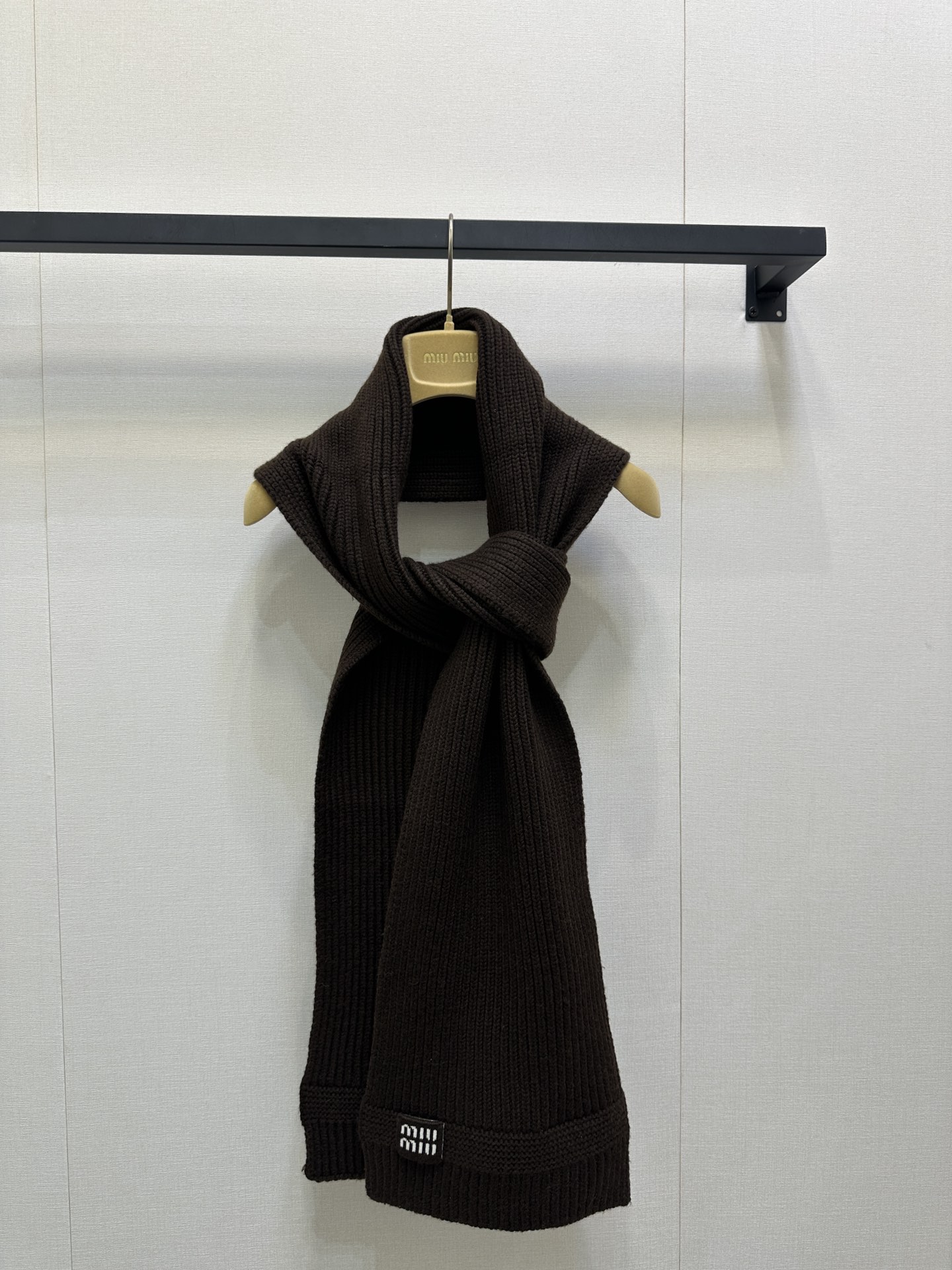 NO:534668,(Scarf) Miu*iu 25Fw Autumn and Winter New Wool Lazy Scarf丨Original Development!  High-end production!  Loose tailoring and stand collar are unique. The decoration is more exquisite with letters. It can be matched with this series of clothing to show elegance and charm. Spot. 200cm long and 22cm wide (scarf) real shot of large goods, miumiu, alexander wang19860909（围巾）Miu*iu 25Fw秋冬新款 羊毛 懒惰围巾丨原版开发！高版出品！宽松剪裁搭配立领、别具一格.饰以字母更显精致,可与该系列服饰搭配,彰显优雅魅力.现货.长200cm,宽22cm（围巾）大货实拍,,miumiu,alexander wang,Women's clothing