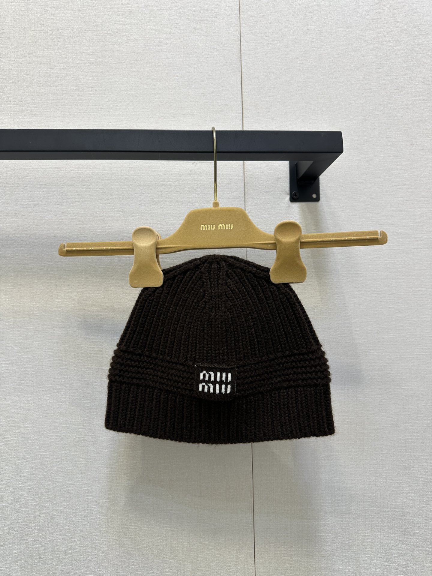 NO:534674,(Hat) Miu25's new product must-have hat for winter is here! It is warm and has a winter atmosphere and thickness, and it is very warm! The brain will not get cold when blowing in winter! The wool fabric feels soft, elastic and comfortable, and it is not easy to fall off and not slimming when worn. Butterfly dances wool blended knitted hat! A matching artifact that fashionable people cannot miss, with both concave shapes and warm! The wool fabric feels soft and versatile, classic colors, and is excellent with clothes. It is elastic and comfortable, and it is not easy to fall off and not slimming when worn. (Hat) Real photos of large goods, miumiu, hats, alexander wang19860909（帽子）Miu25新品入冬必备的帽子来了! 暖呼呼的格外有冬日氛围有厚度,很暖! 冬天脑瓜不会吹风受凉啦! 羊毛面料手感柔软,弹力舒适,戴起来不易掉也不勒头 蝶时舞羊毛混纺针织帽! 时髦精们不能错过的搭配神器,凹造型保暖兼备!羊毛面料手感柔软 巨巨巨百搭,经典色系,搭配衣服绝了 弹力舒适,戴起来不易掉也不勒头.（帽子）大货实拍,,miumiu,hats,alexander wang,Women's clothing